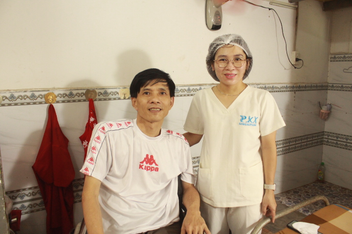 Nữ y sĩ trả ơn đời bằng cách chữa lành những vết thương- Ảnh 2. Nữ y sĩ trả ơn đời bằng cách chữa lành những vết thương- Ảnh 2.