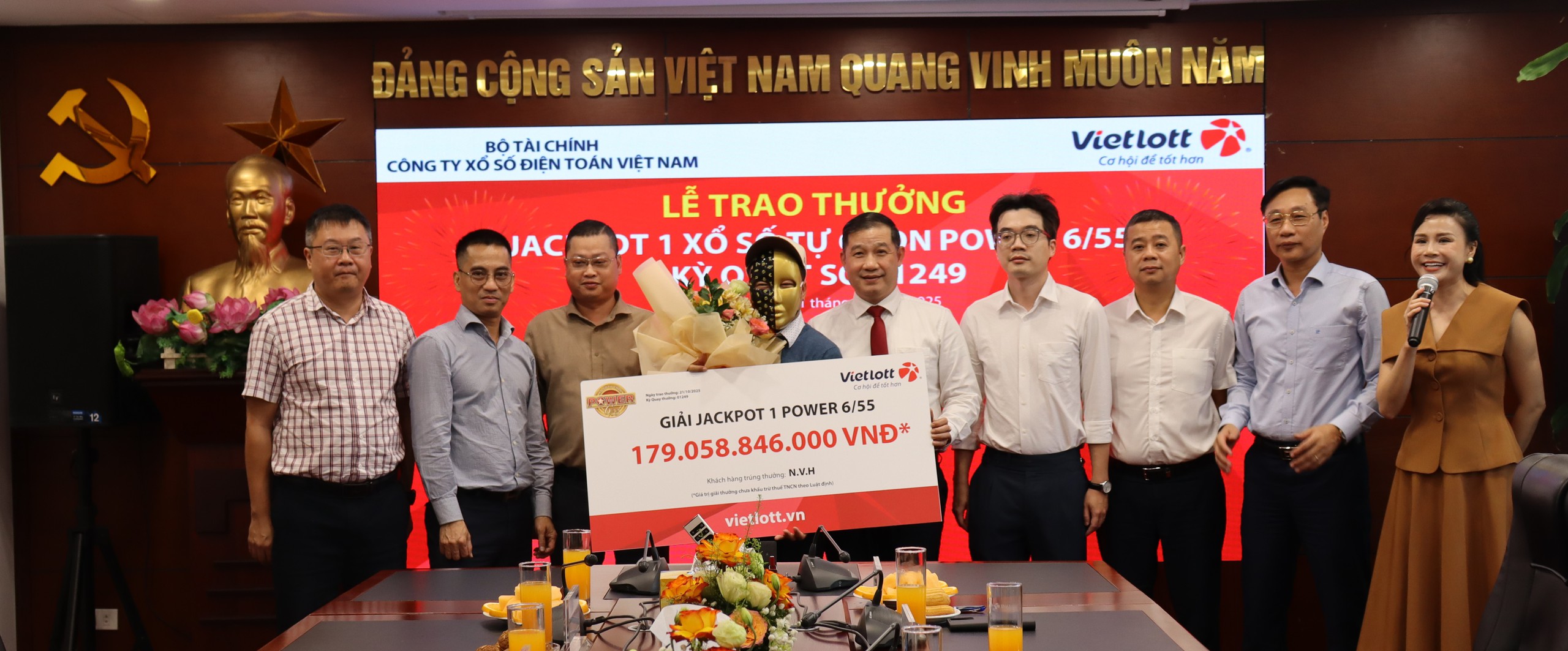 Thầy giáo ở Đà Nẵng trúng hơn 179 tỉ Vietlott- Ảnh 1. Thầy giáo ở Đà Nẵng trúng hơn 179 tỉ Vietlott- Ảnh 1.