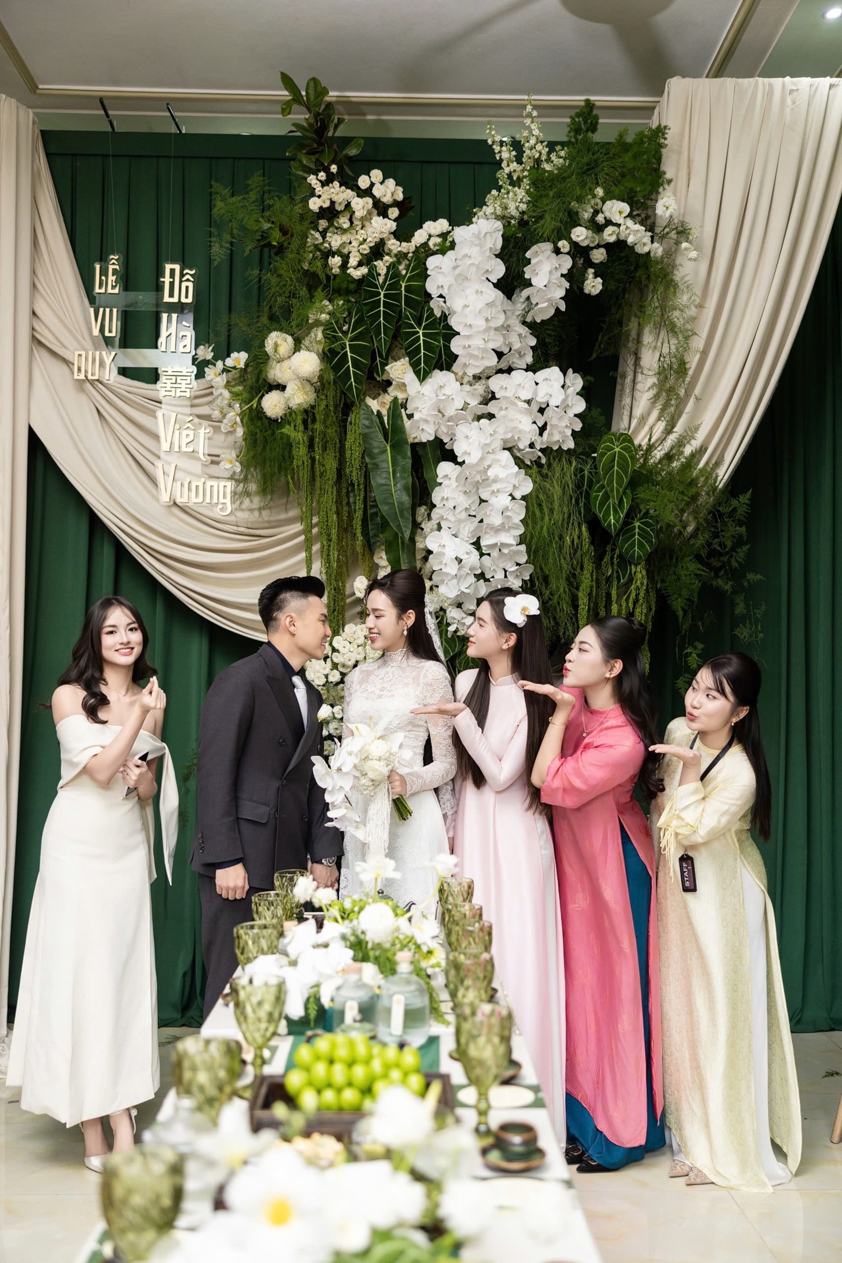 Thiếu gia Tập đoàn Sơn Hải rạng rỡ rước Hoa hậu Đỗ Thị Hà về 'dinh'- Ảnh 5. Thiếu gia Tập đoàn Sơn Hải rạng rỡ rước Hoa hậu Đỗ Thị Hà về 'dinh'- Ảnh 5.