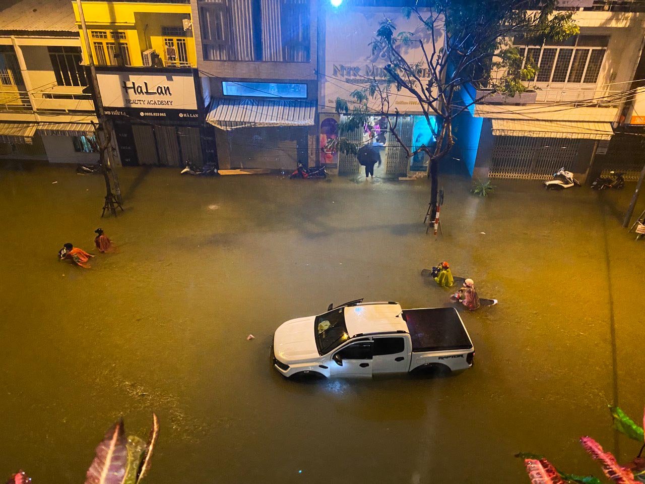 Đ&agrave; Nẵng cảnh gi&aacute;c trước b&atilde;o số 12 , chuẩn bị đối ph&oacute; với mưa lũ lịch sử - Ảnh 4.