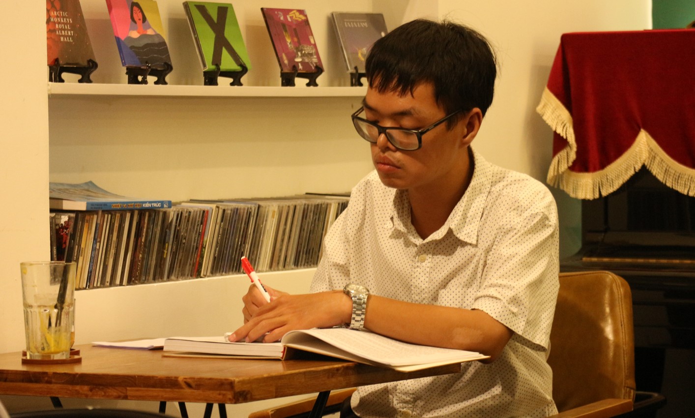 Quán cà phê tặng tiền khách đến đọc sách: Bất ngờ với vị khách này- Ảnh 8. Quán cà phê tặng tiền khách đến đọc sách: Bất ngờ với vị khách này- Ảnh 8.