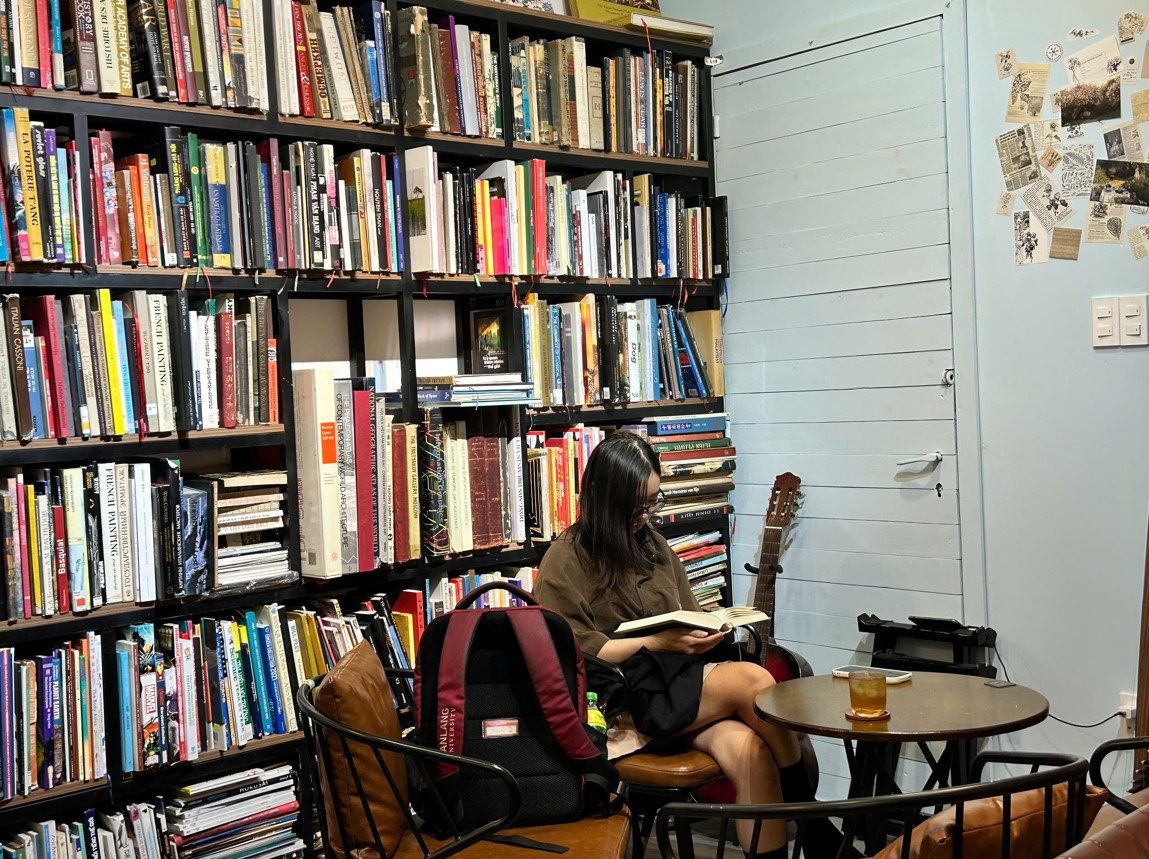 Quán cà phê tặng tiền khách đến đọc sách: Bất ngờ với vị khách này- Ảnh 9. Quán cà phê tặng tiền khách đến đọc sách: Bất ngờ với vị khách này- Ảnh 9.