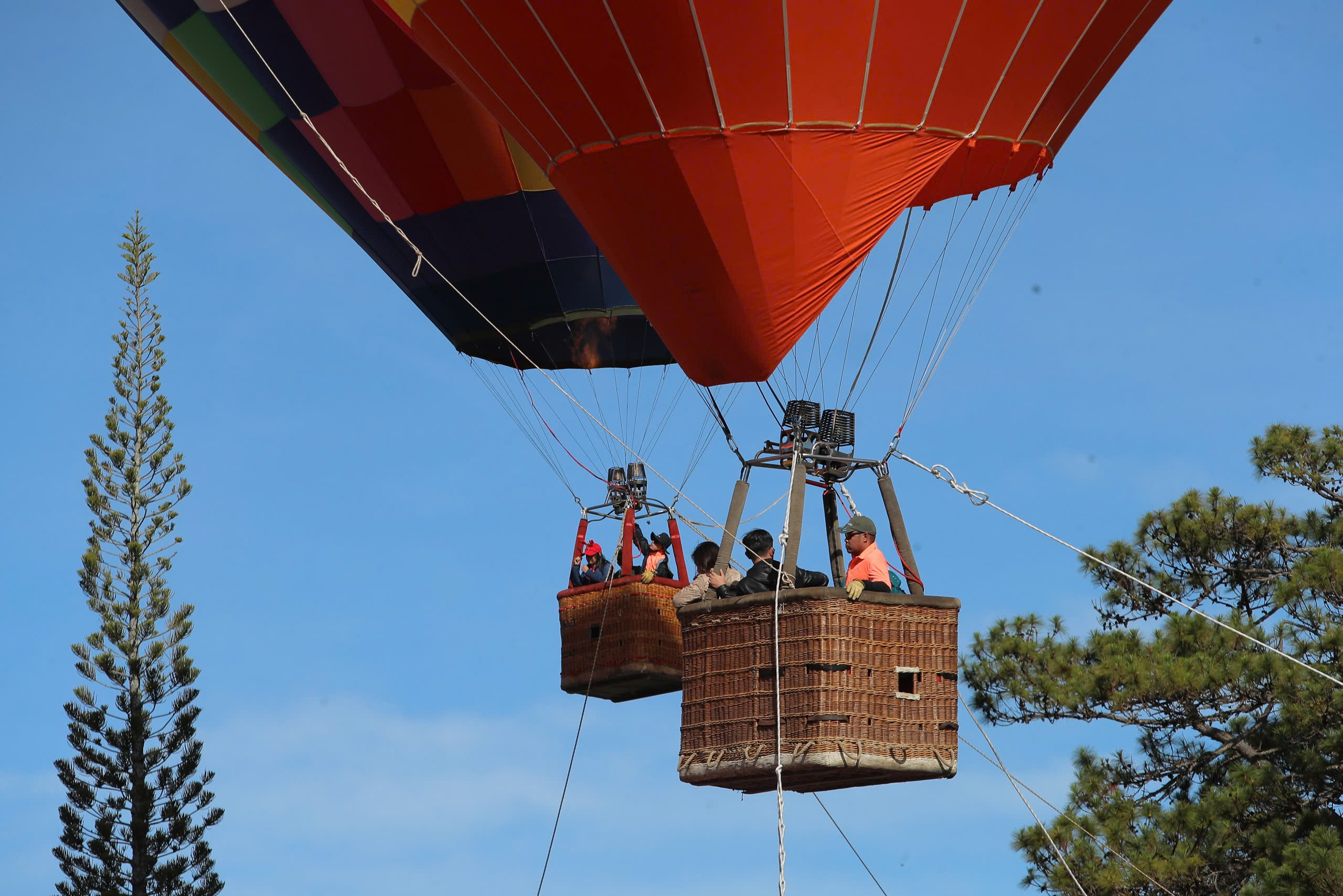 Khám phá lễ hội khinh khí cầu Đà Lạt 2025: Bầu trời sắc màu đêm huyền ảo - Ảnh 3.
