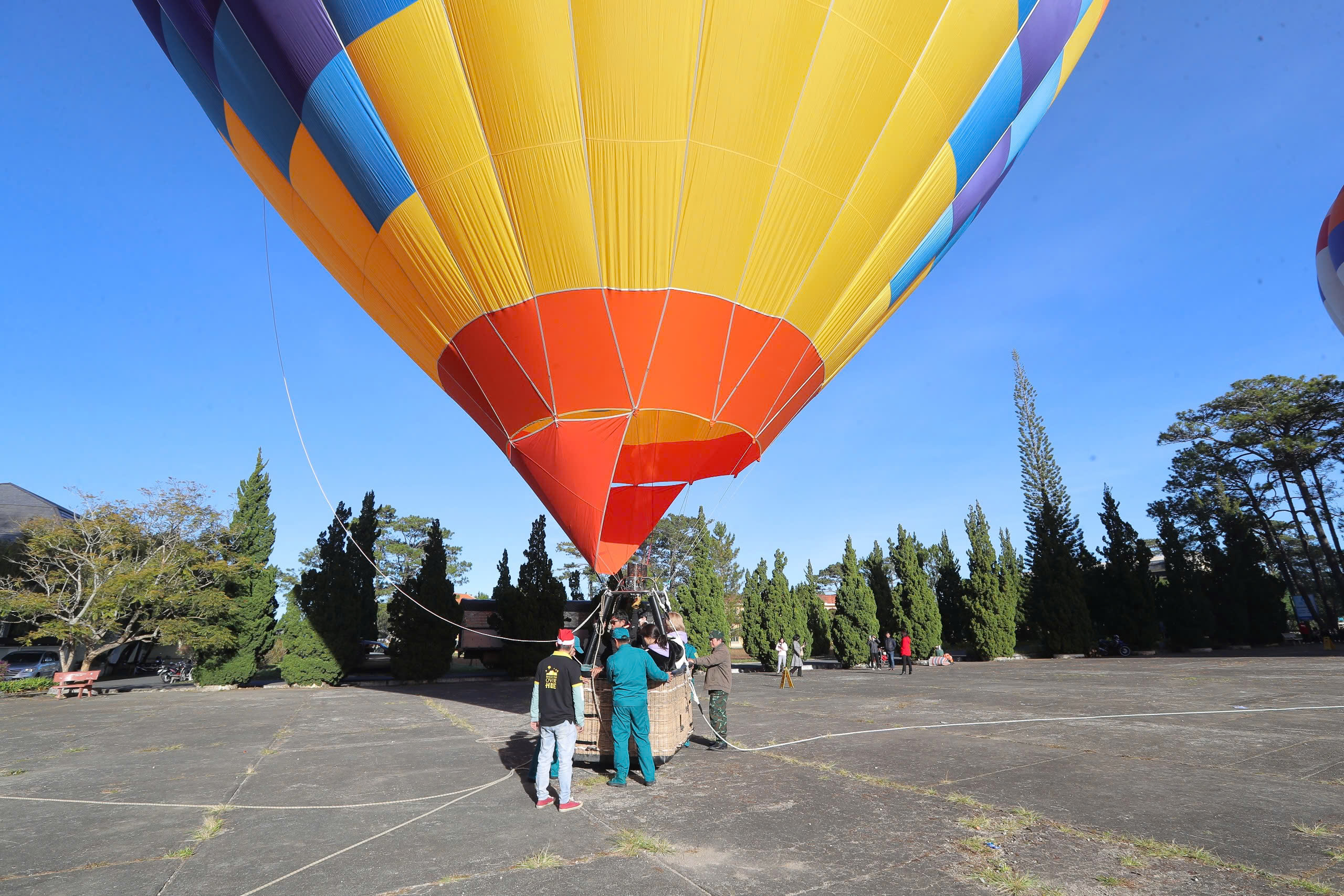 Khám phá lễ hội khinh khí cầu Đà Lạt 2025: Bầu trời sắc màu đêm huyền ảo - Ảnh 2.