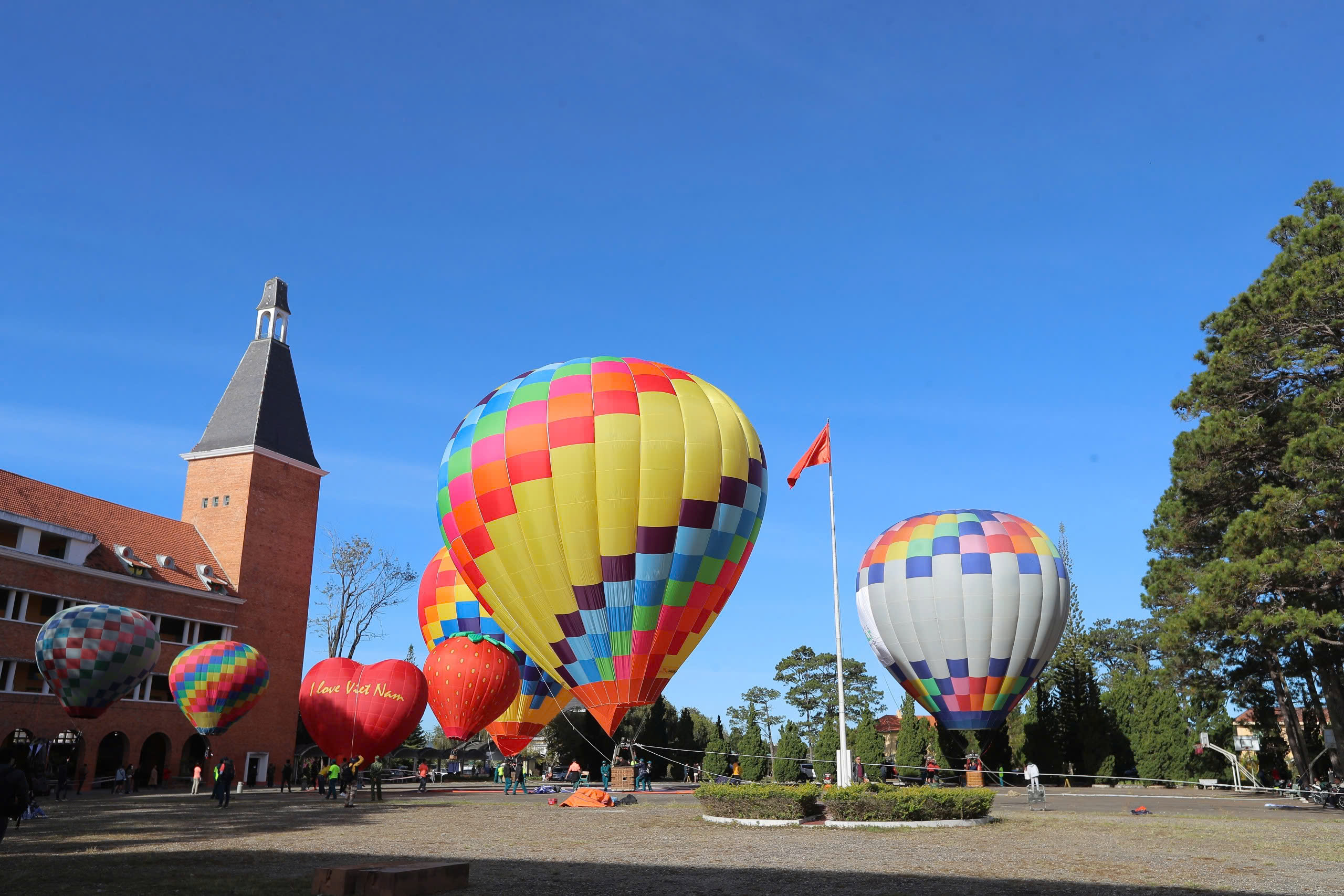 Khám phá lễ hội khinh khí cầu Đà Lạt 2025: Bầu trời sắc màu đêm huyền ảo - Ảnh 1.