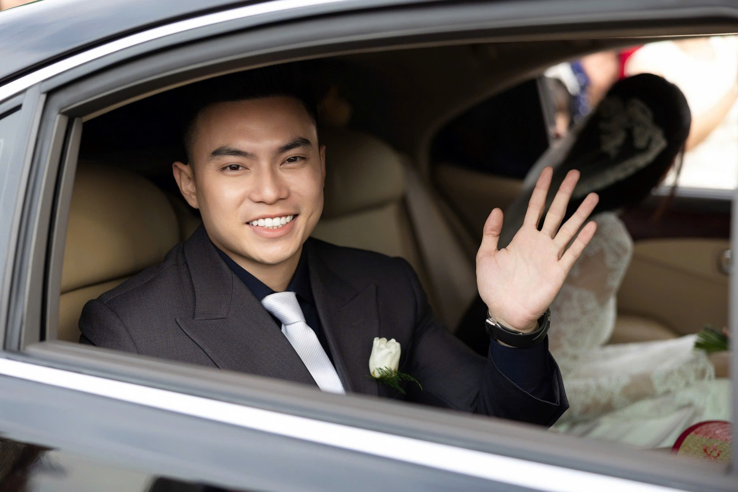 Thiếu gia Tập đoàn Sơn Hải rạng rỡ rước Hoa hậu Đỗ Thị Hà về 'dinh'- Ảnh 8. Thiếu gia Tập đoàn Sơn Hải rạng rỡ rước Hoa hậu Đỗ Thị Hà về 'dinh'- Ảnh 8.