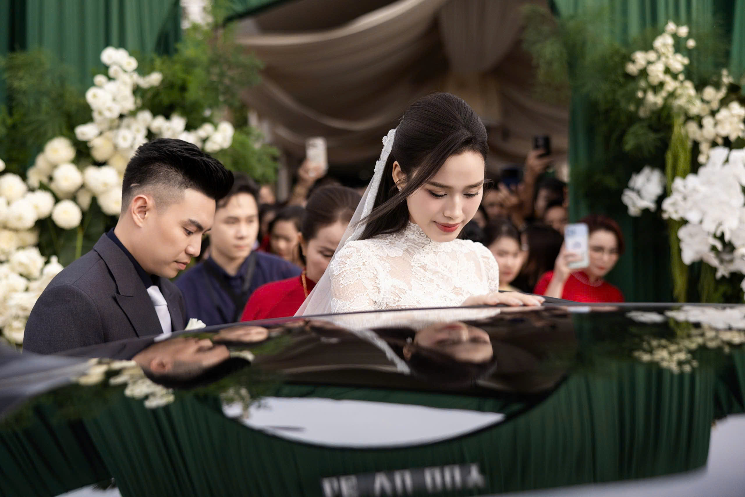 Thiếu gia Tập đoàn Sơn Hải rạng rỡ rước Hoa hậu Đỗ Thị Hà về 'dinh'- Ảnh 7. Thiếu gia Tập đoàn Sơn Hải rạng rỡ rước Hoa hậu Đỗ Thị Hà về 'dinh'- Ảnh 7.