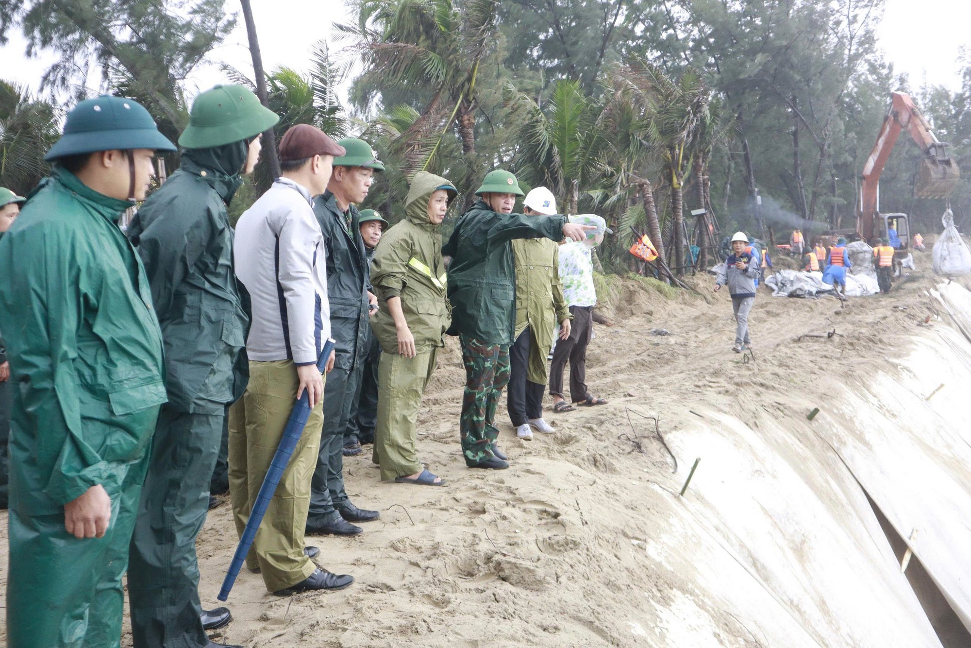 Đà Nẵng khắc phục sạt lở bờ biển Hội An sau bão số 12 - Ảnh 1. Đà Nẵng khắc phục sạt lở bờ biển Hội An sau bão số 12 - Ảnh 1.