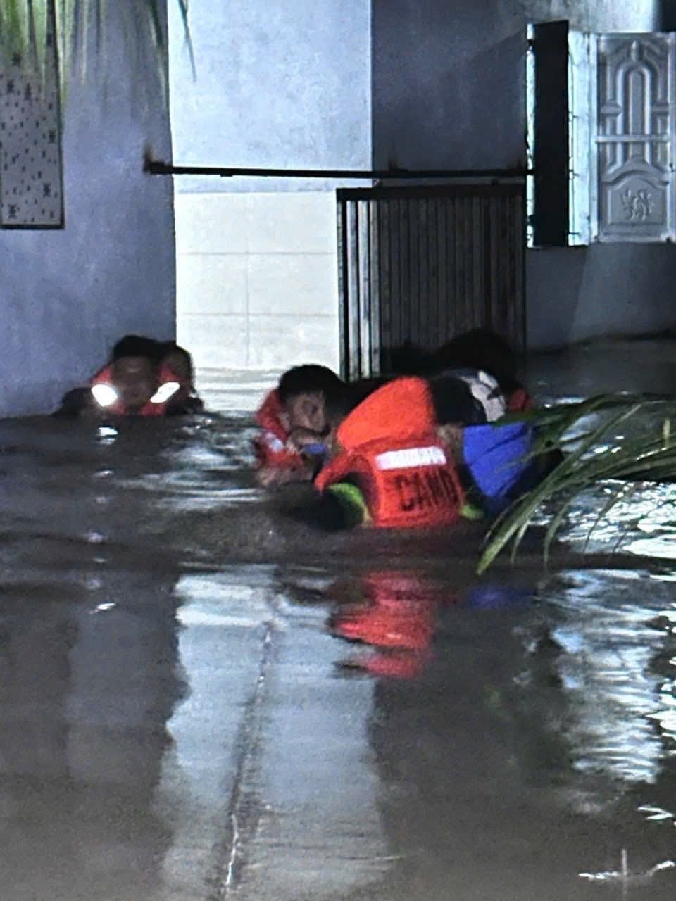 TP.HCM: Giải cứu hàng trăm người khỏi các điểm ngập sâu ở phường Bến Cát - Ảnh 2. TP.HCM: Giải cứu hàng trăm người khỏi các điểm ngập sâu ở phường Bến Cát - Ảnh 2.