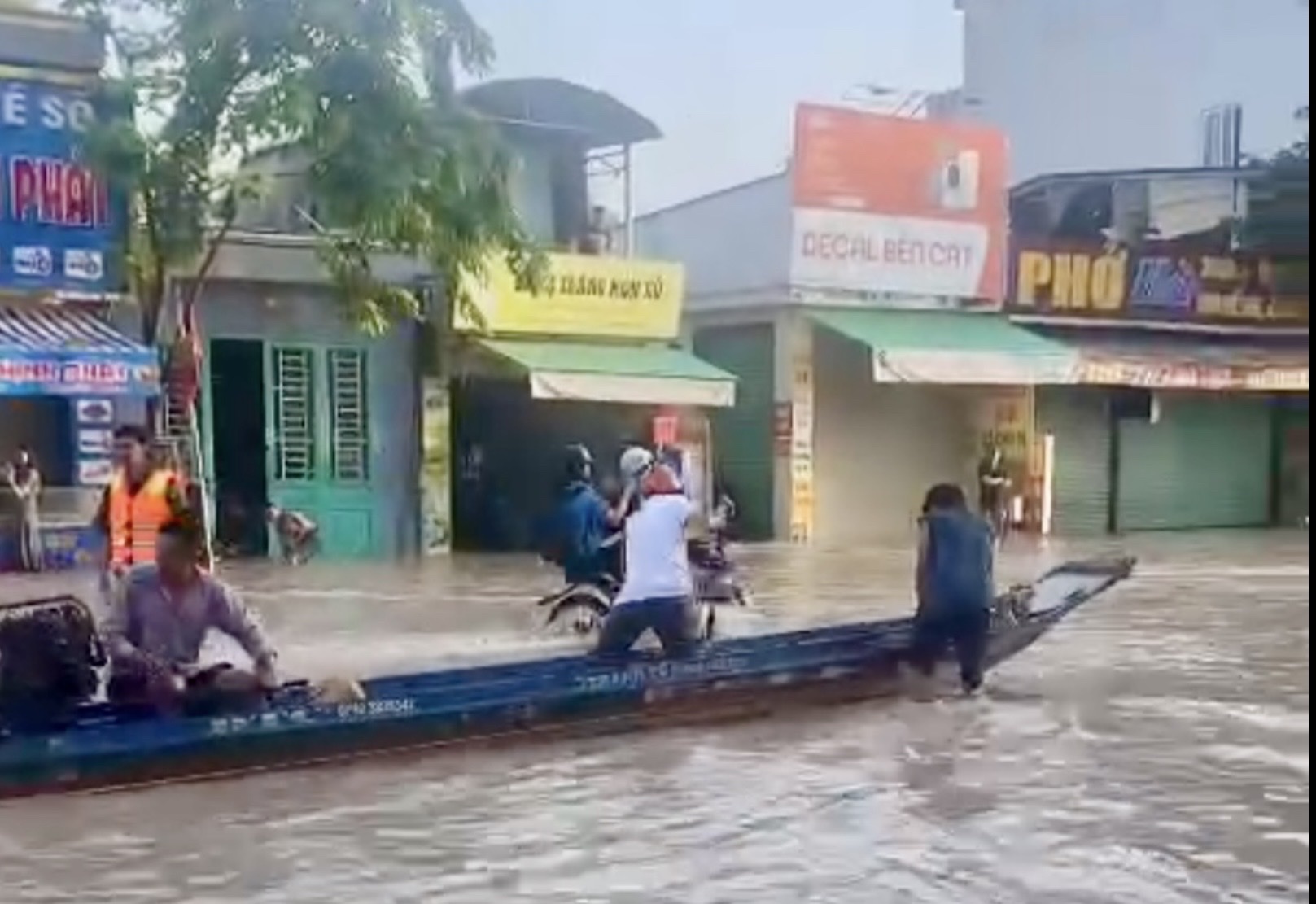 TP.HCM: Giải cứu hàng trăm người khỏi các điểm ngập sâu ở phường Bến Cát - Ảnh 3. TP.HCM: Giải cứu hàng trăm người khỏi các điểm ngập sâu ở phường Bến Cát - Ảnh 3.