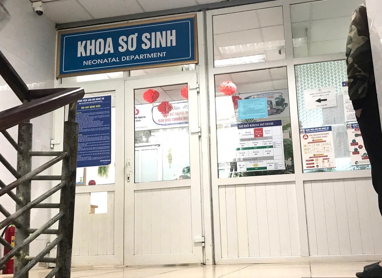 Nữ điều dưỡng bị đâm 11 nhát khi ngăn kẻ dùng dao tấn công nhiều người- Ảnh 2. Nữ điều dưỡng bị đâm 11 nhát khi ngăn kẻ dùng dao tấn công nhiều người- Ảnh 2.
