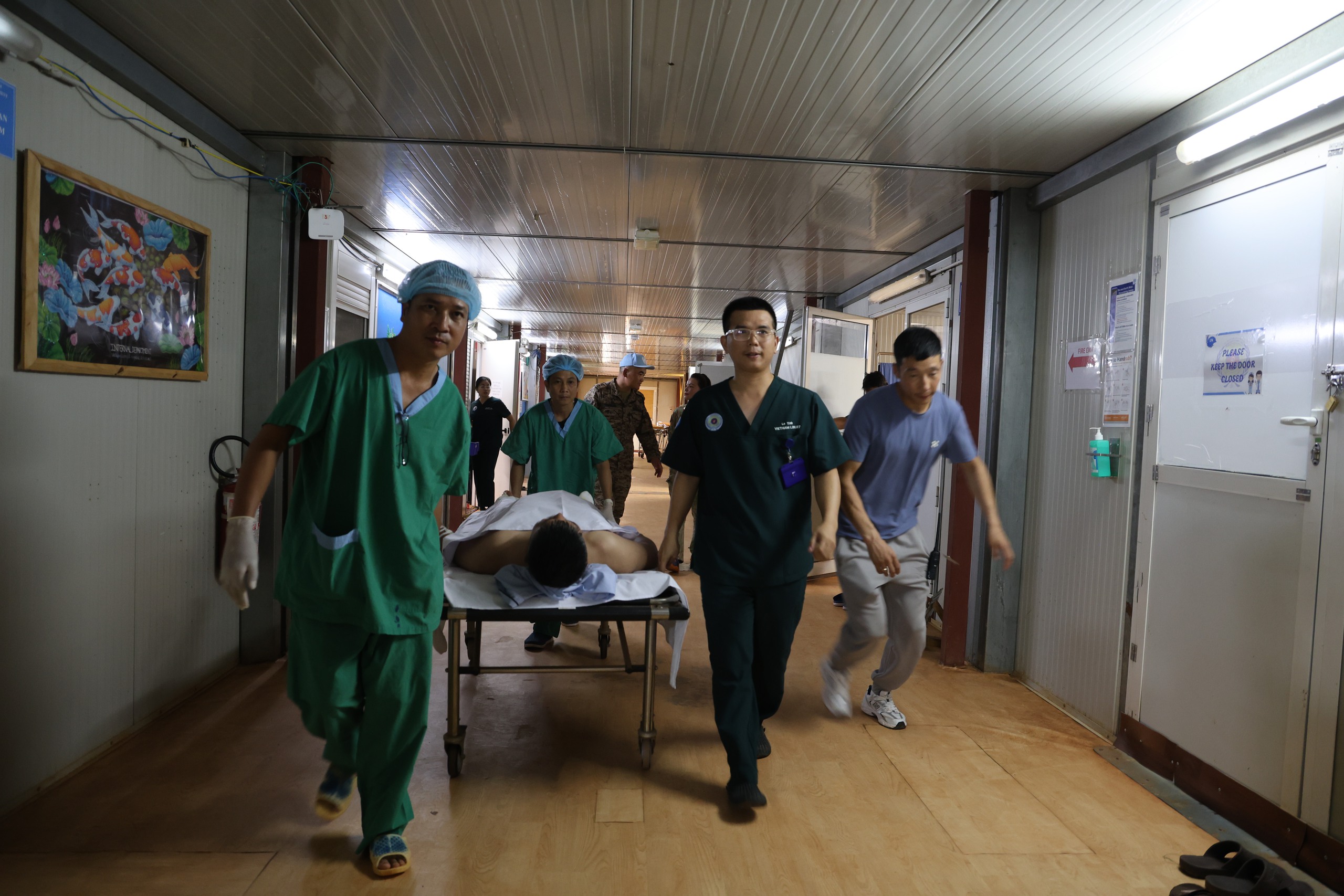Bác sĩ Việt Nam nối gân gót chân cho sĩ quan Mông Cổ ở châu Phi- Ảnh 1. Bác sĩ Việt Nam nối gân gót chân cho sĩ quan Mông Cổ ở châu Phi- Ảnh 1.