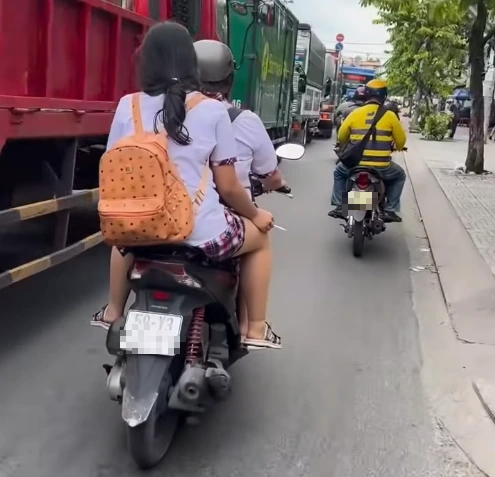 Hai nữ sinh chạy xe máy không đội mũ bảo hiểm, hút thuốc gây bức xúc- Ảnh 1. Hai nữ sinh chạy xe máy không đội mũ bảo hiểm, hút thuốc gây bức xúc- Ảnh 1.