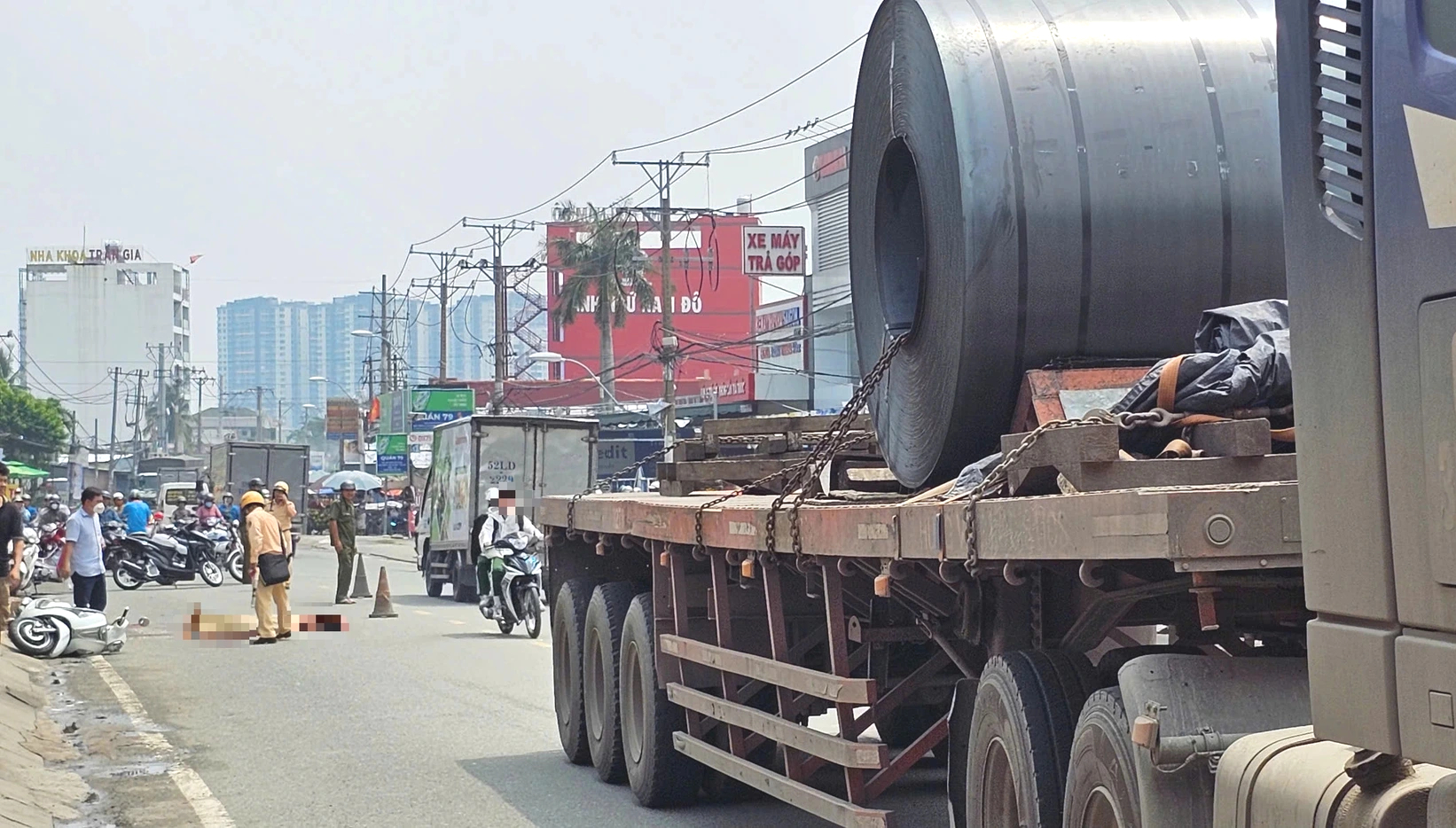 Người nữ chạy xe máy trượt ngã vào gầm xe đầu kéo tử vong- Ảnh 1. Người nữ chạy xe máy trượt ngã vào gầm xe đầu kéo tử vong- Ảnh 1.