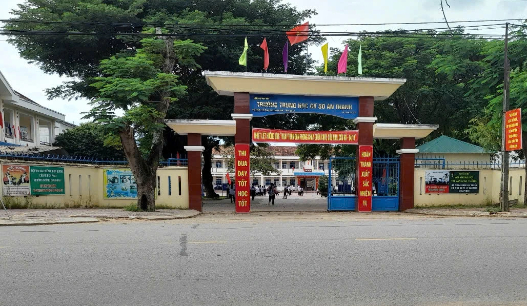 Học sinh phải dừng học để đi quét rác khiến phụ huynh bức xúc - Ảnh 1. Học sinh phải dừng học để đi quét rác khiến phụ huynh bức xúc - Ảnh 1.