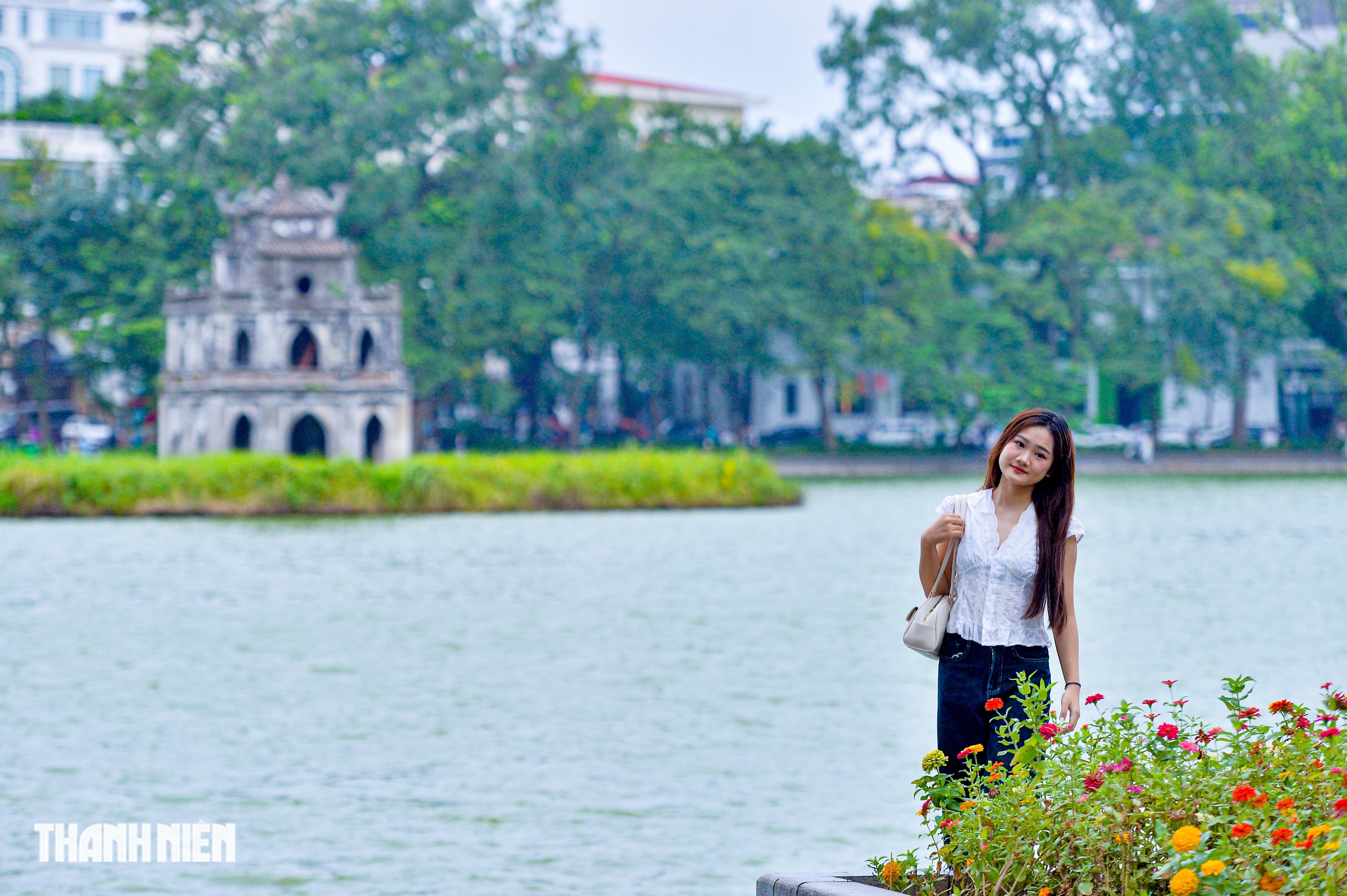 Không khí lạnh tăng cường, người Hà Nội mặc áo mưa chống gió lạnh 18 độ C- Ảnh 13.