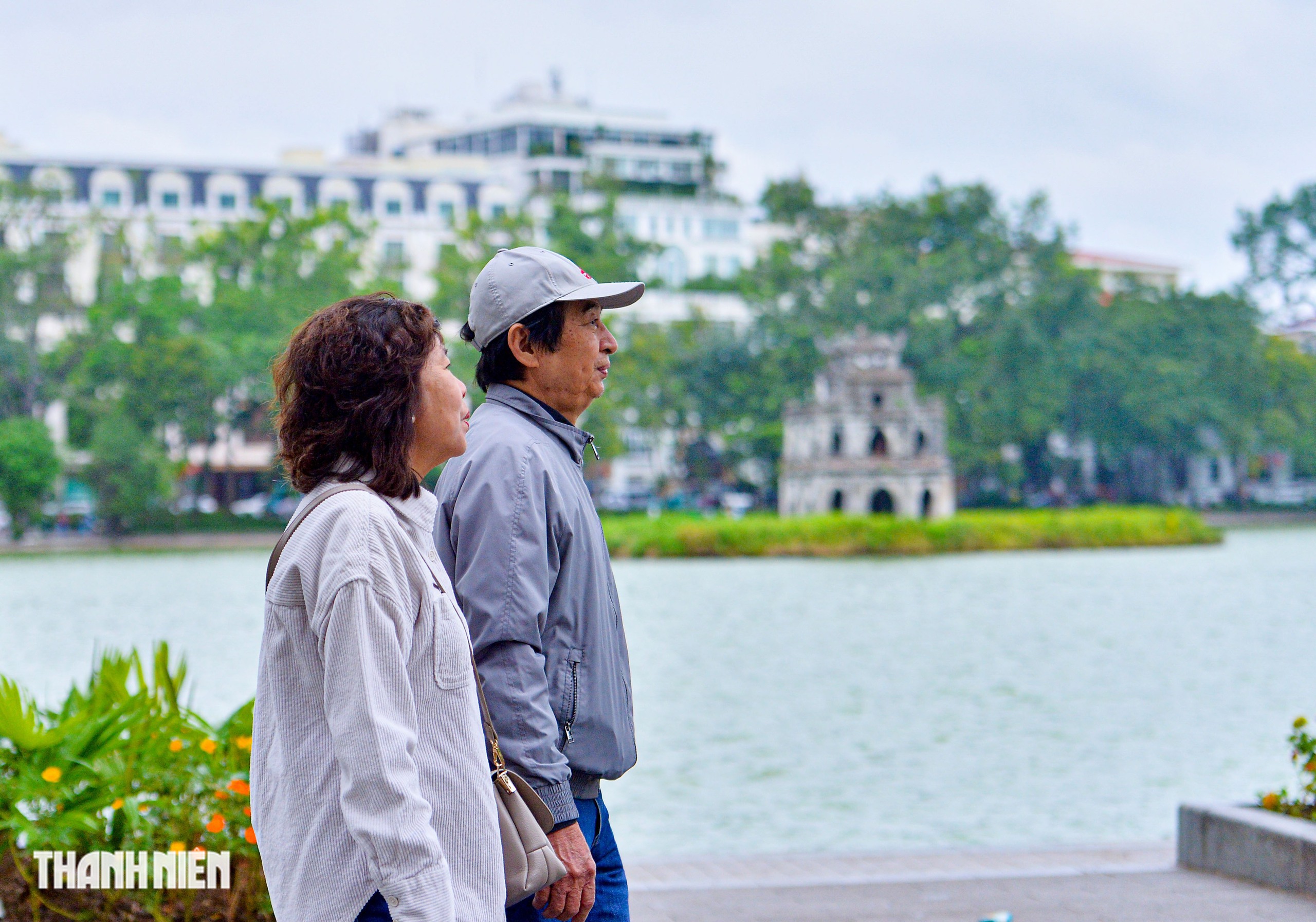 Không khí lạnh tăng cường, người Hà Nội mặc áo mưa chống gió lạnh 18 độ C- Ảnh 14.