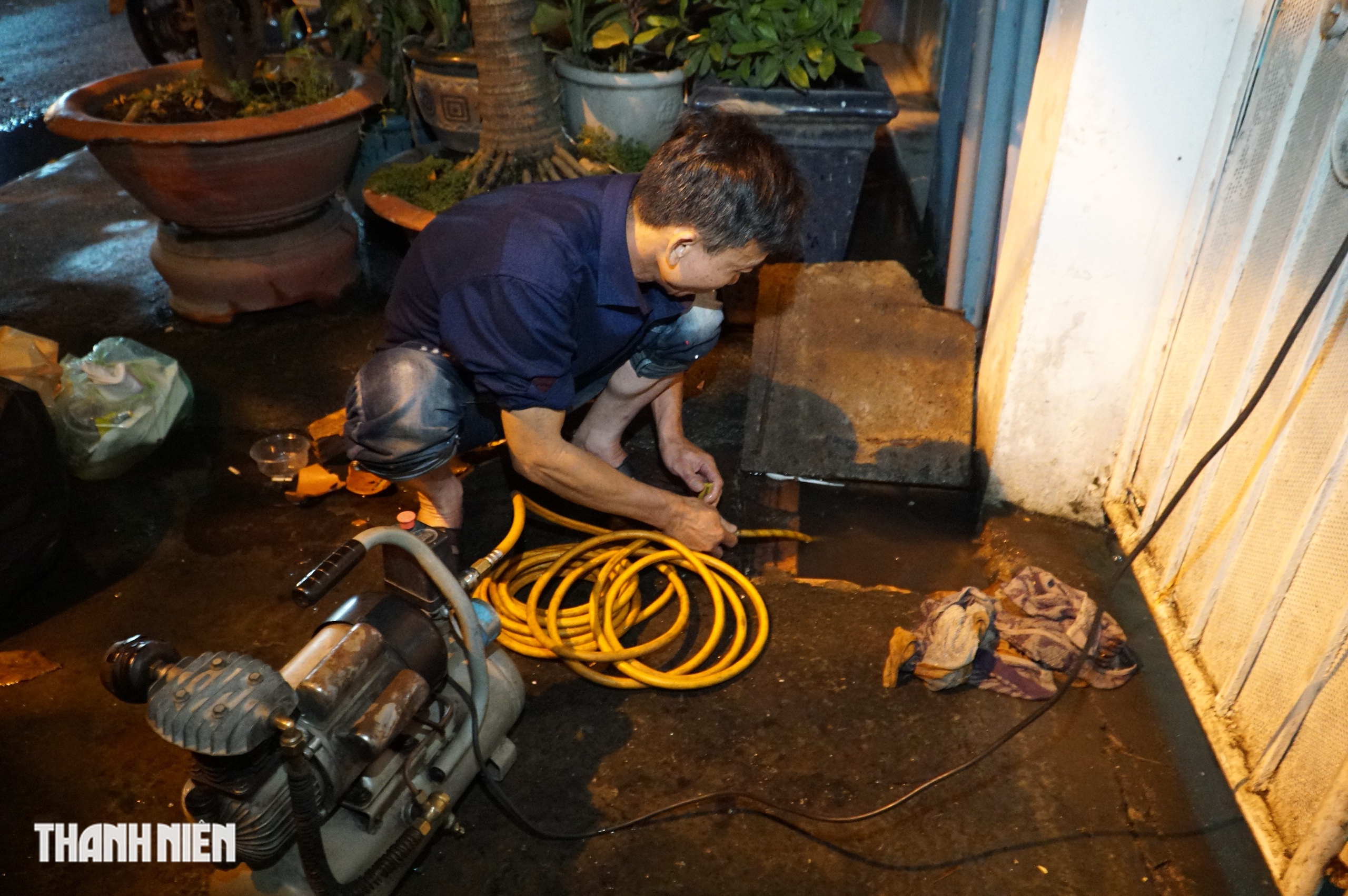 Triều cường dâng cao ở TP.HCM: Nhà ngập đến nửa đêm, người dân hì hục tát nước - Ảnh 9.