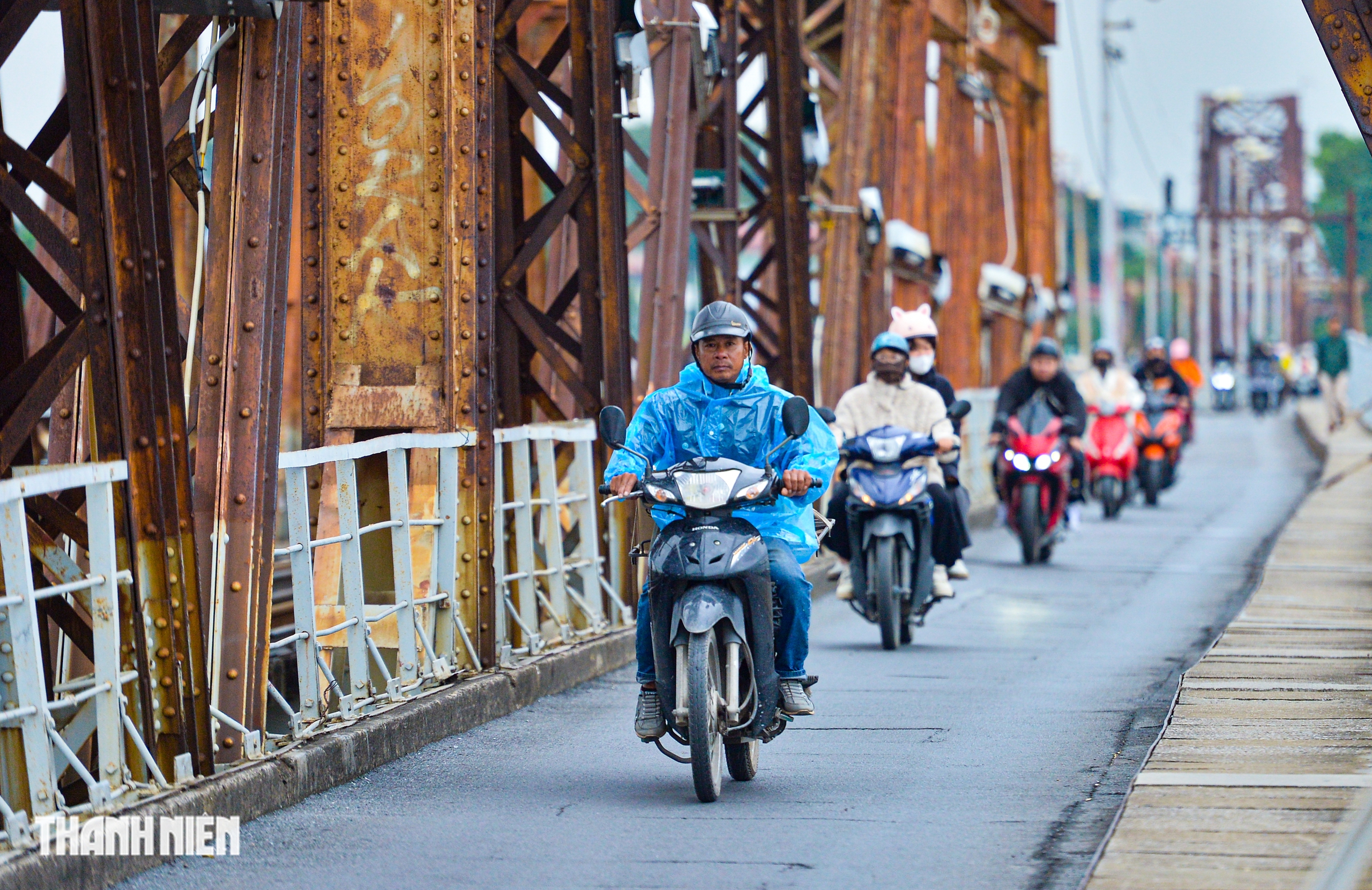 Không khí lạnh tăng cường, người Hà Nội mặc áo mưa chống gió lạnh 18 độ C- Ảnh 19.