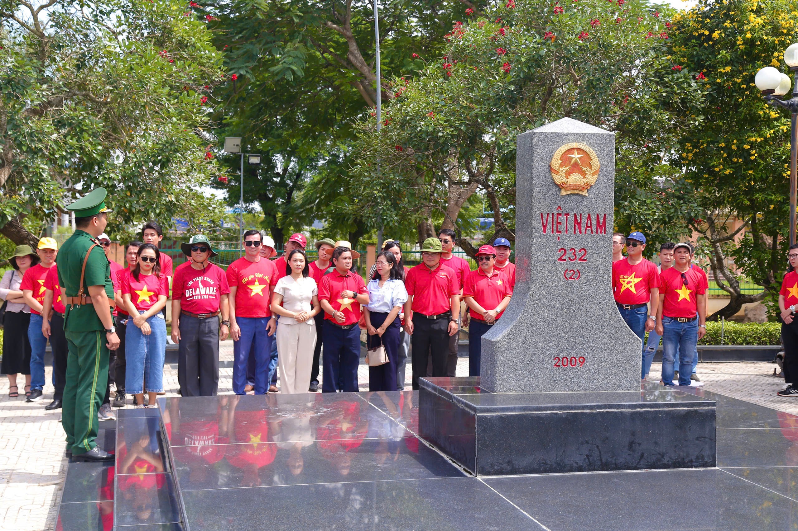 TP.HCM có 'tour cột mốc', gặp các chiến sĩ biên phòng- Ảnh 4. TP.HCM có 'tour cột mốc', gặp các chiến sĩ biên phòng- Ảnh 4.