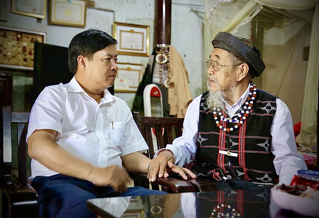 Chung dòng máu Lạc Hồng: Những người giúp việc làng - Ảnh 1.