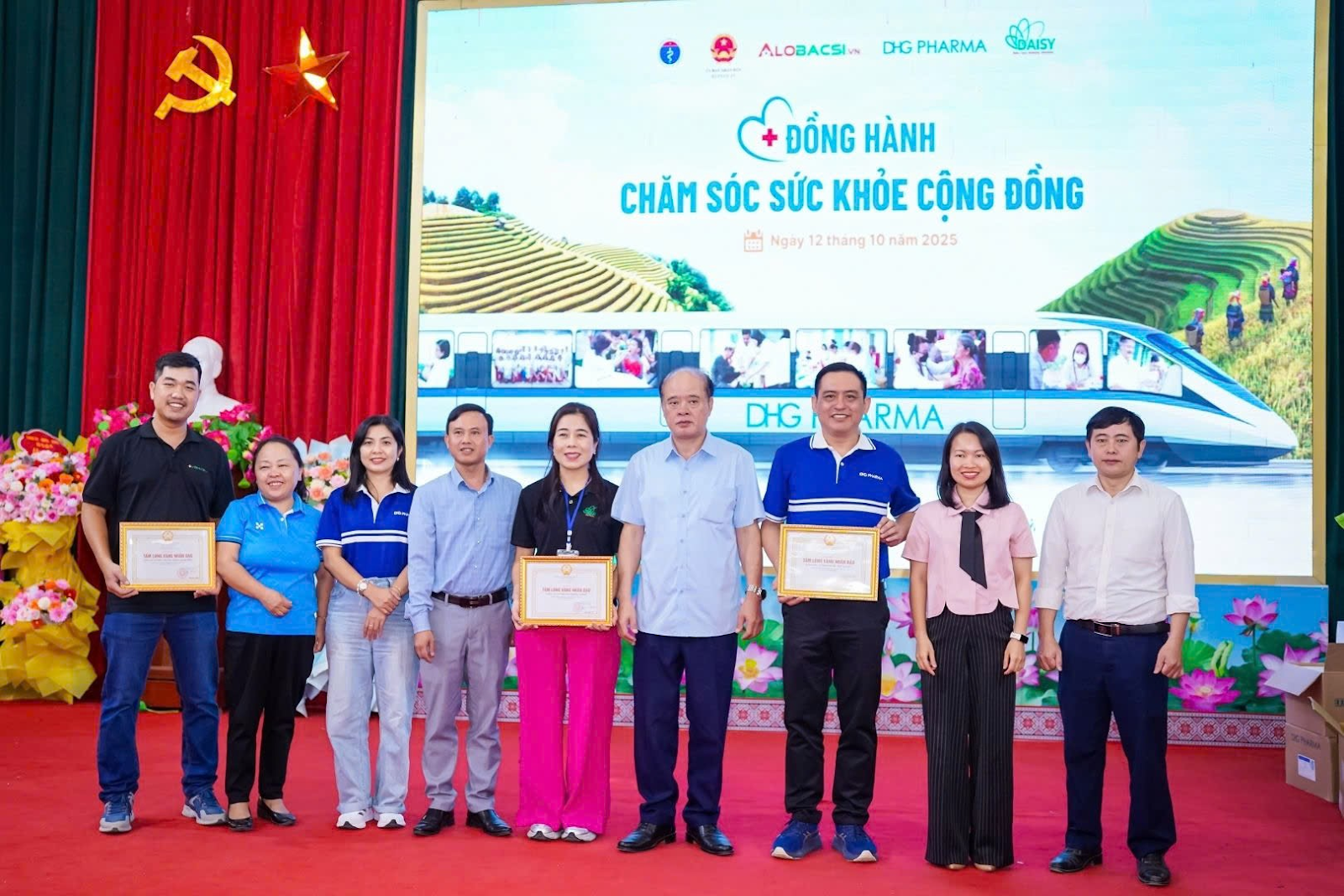 DHG Pharma đồng hành cùng đoàn y bác sĩ mang nắng ấm đến Tả Củ Tỷ- Ảnh 5. DHG Pharma đồng hành cùng đoàn y bác sĩ mang nắng ấm đến Tả Củ Tỷ- Ảnh 5.