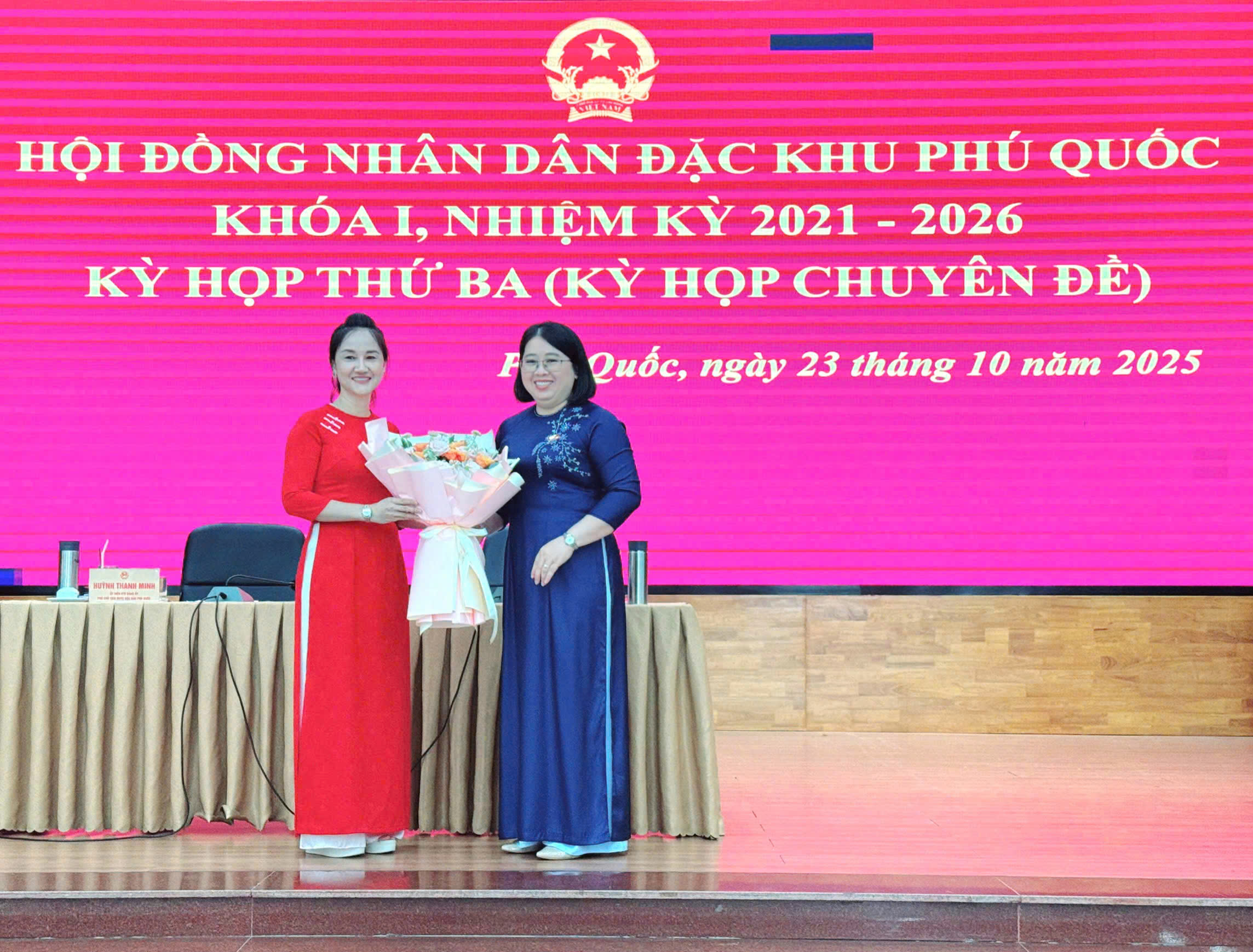 Bà Nguyễn Thị Kim Loan giữ chức Phó chủ tịch UBND đặc khu Phú Quốc - Ảnh 1. Bà Nguyễn Thị Kim Loan giữ chức Phó chủ tịch UBND đặc khu Phú Quốc - Ảnh 1.