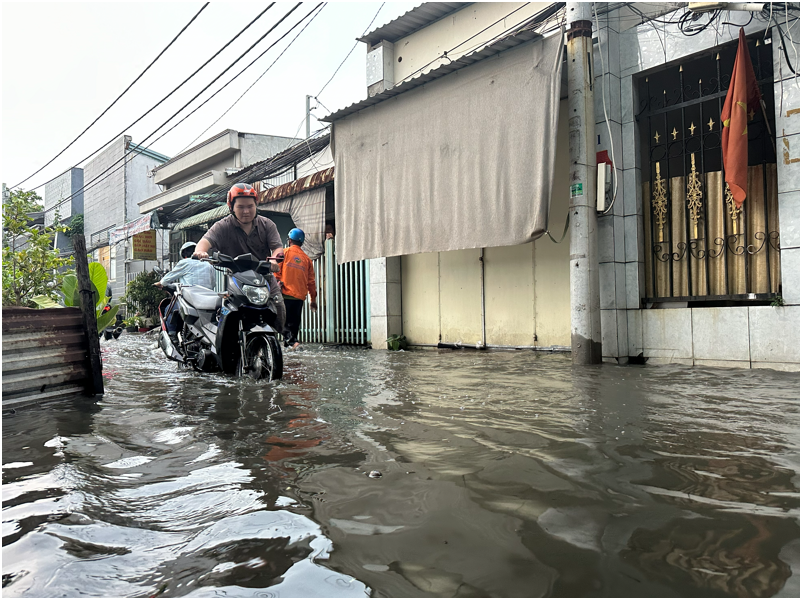 Triều cường dâng cao khiến đường ngập như sông, xe chết máy la liệt tại TP.HCM Triều cường dâng cao khiến đường ngập như sông, xe chết máy la liệt tại TP.HCM