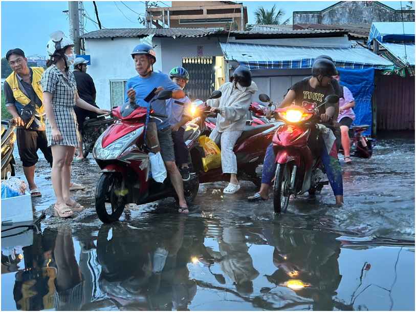 Triều cường dâng cao khiến đường ngập như sông, xe chết máy la liệt tại TP.HCM- Ảnh 2. Triều cường dâng cao khiến đường ngập như sông, xe chết máy la liệt tại TP.HCM- Ảnh 2.