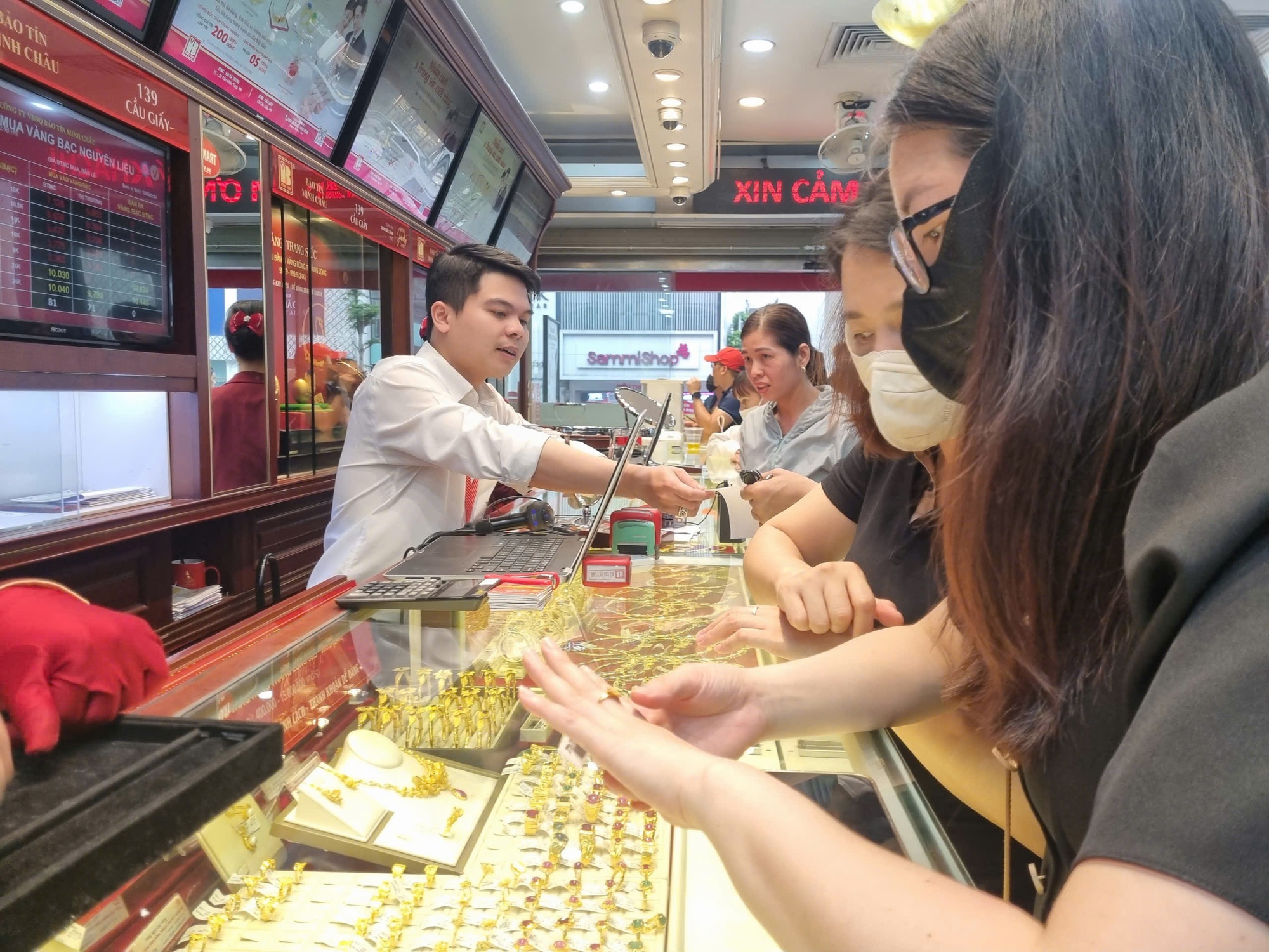 'Cơn địa chấn' khiến người mua vàng lỗ nặng- Ảnh 1.
