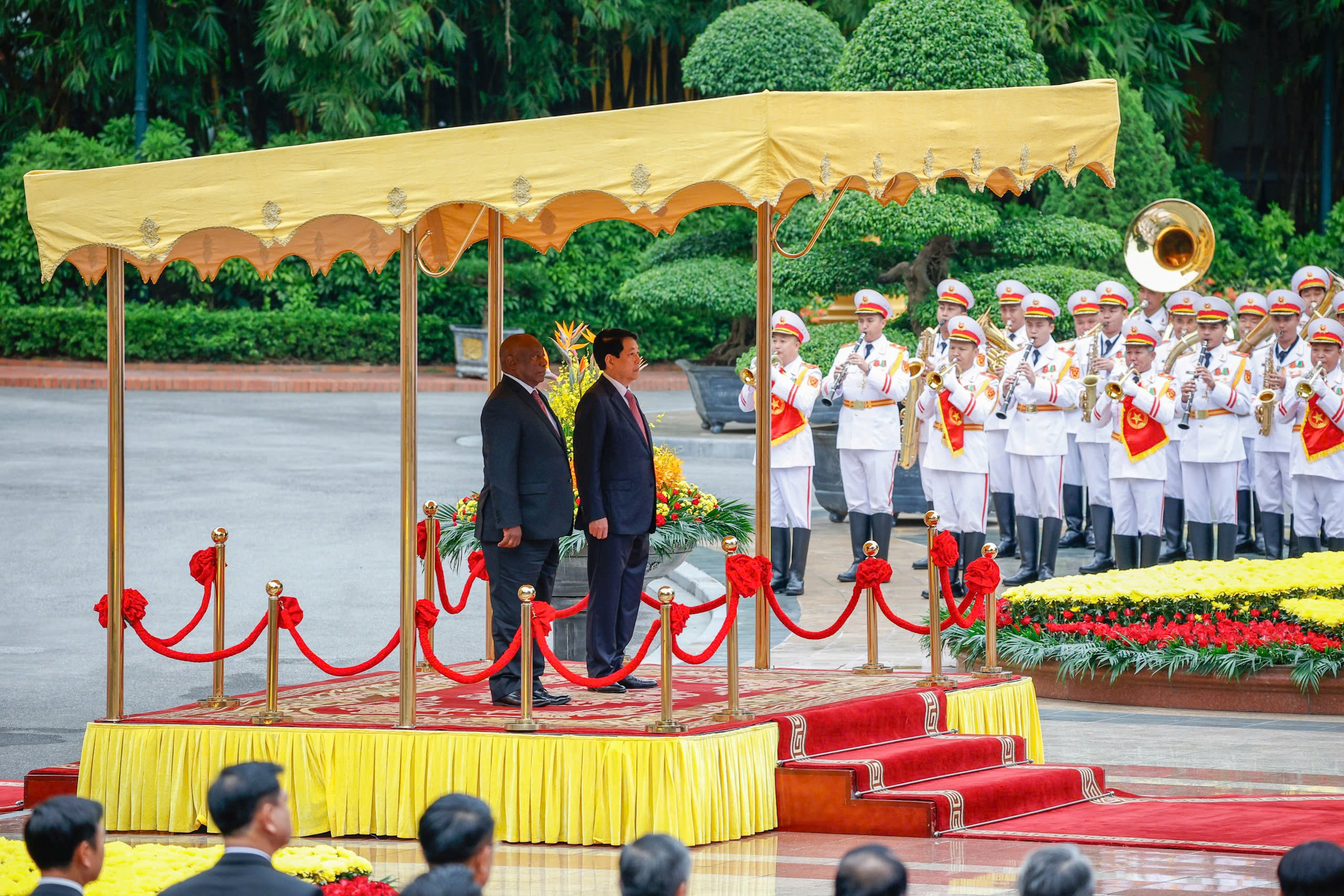 Chủ tịch nước Lương Cường chủ trì lễ đón Tổng thống Nam Phi Matamela Cyril Ramaphosa- Ảnh 2.