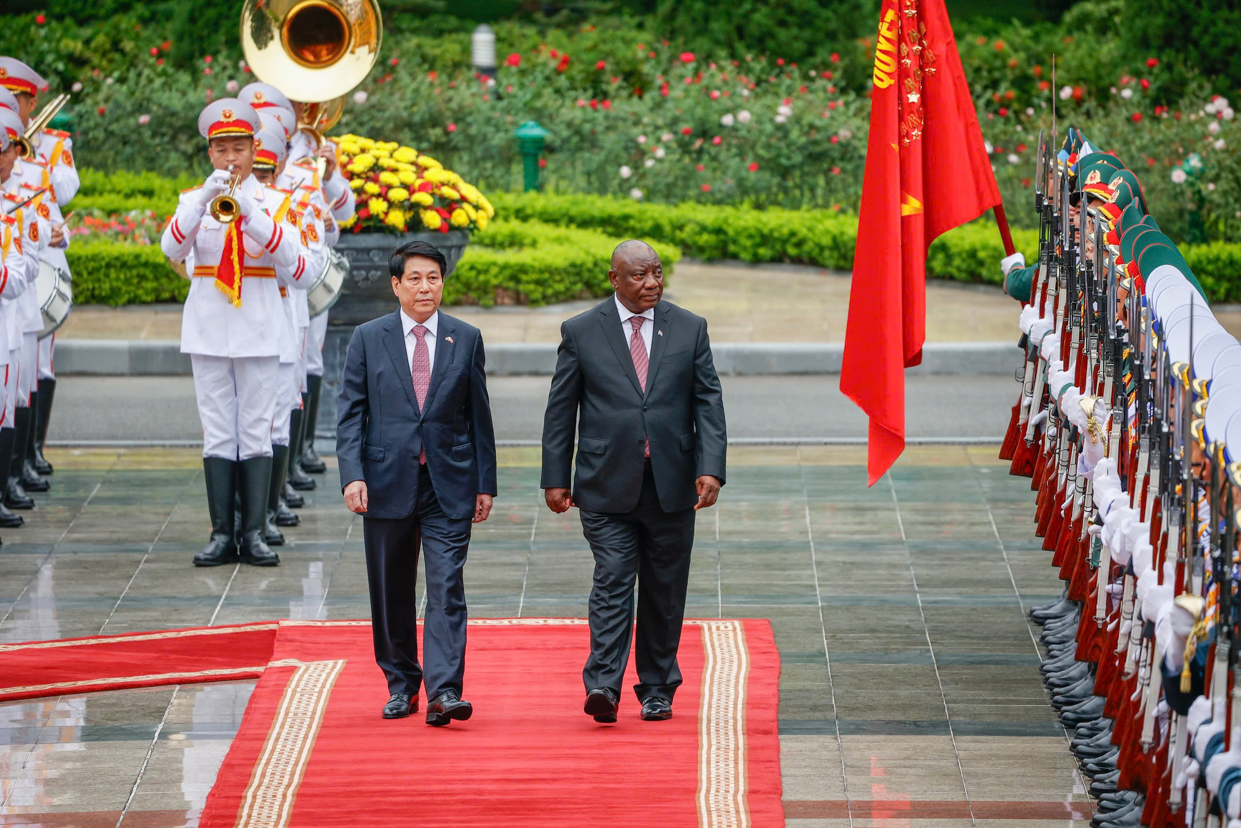 Chủ tịch nước Lương Cường chủ trì lễ đón Tổng thống Nam Phi Matamela Cyril Ramaphosa- Ảnh 3.