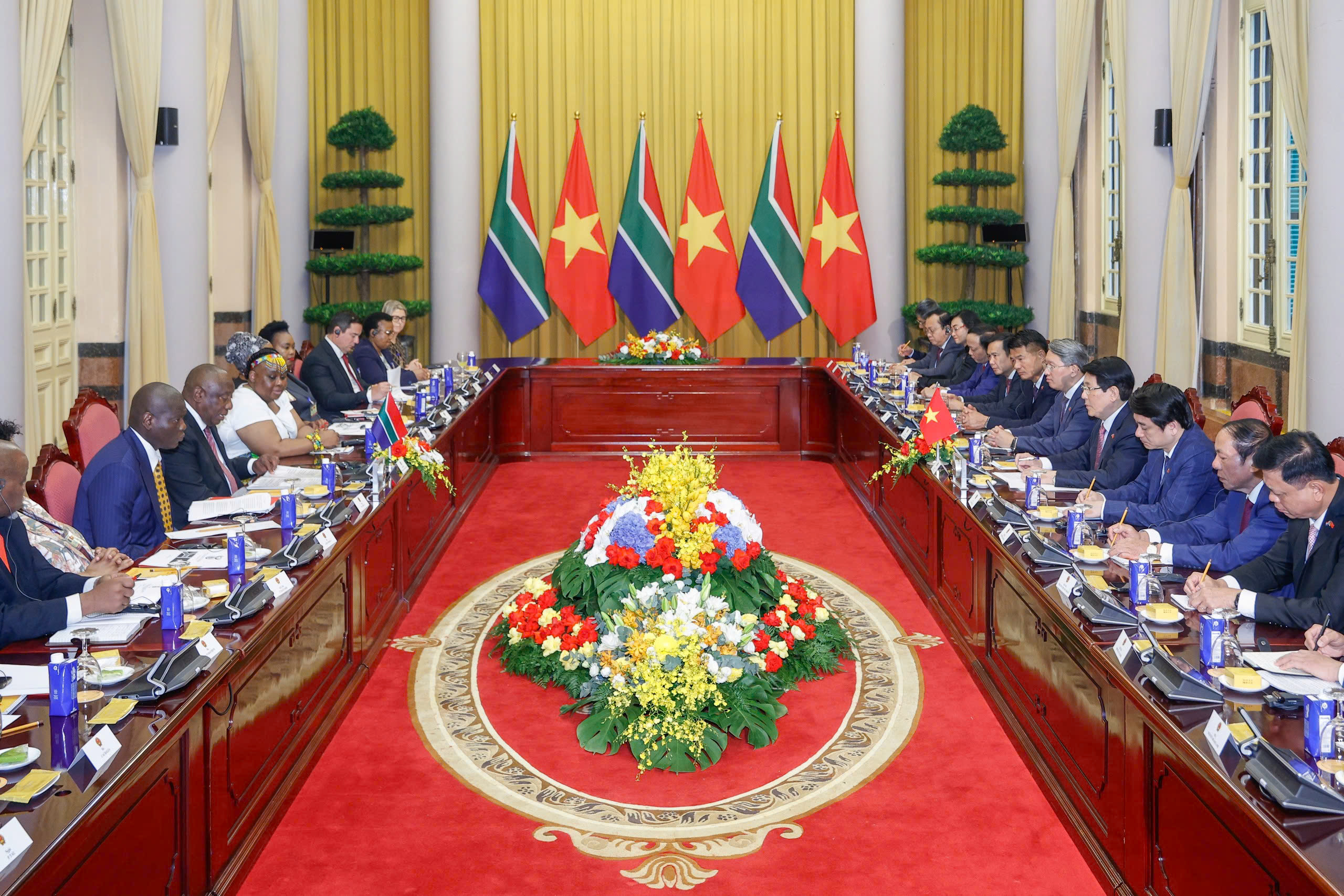 Segera tingkatkan hubungan Vietnam - Afrika Selatan - Foto 2. Sớm nâng cấp quan hệ Việt Nam - Nam Phi- Ảnh 2.
