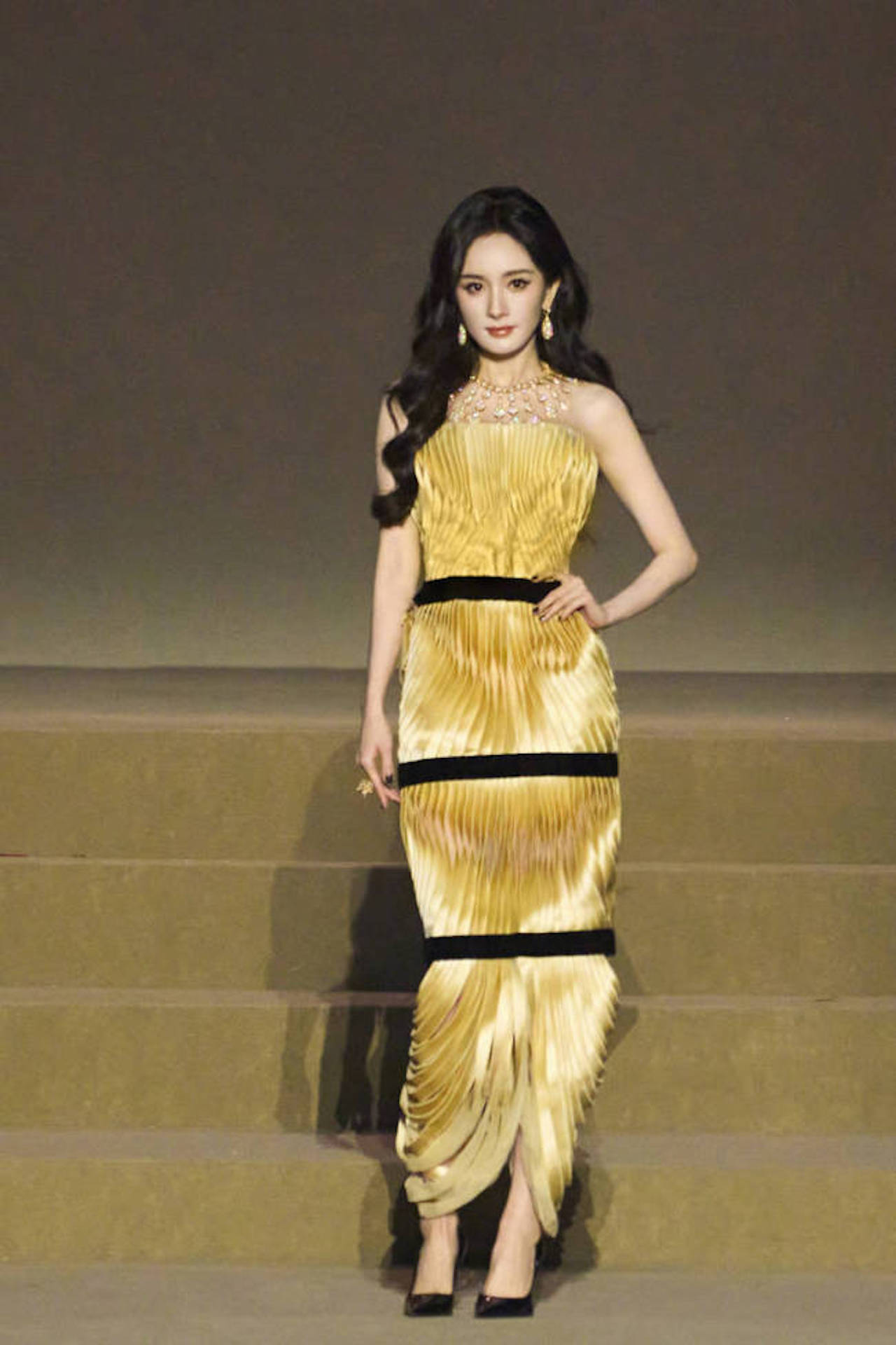 Lưu Diệc Phi hóa 'nàng tiên hoa' gây sốt - Ảnh 9.