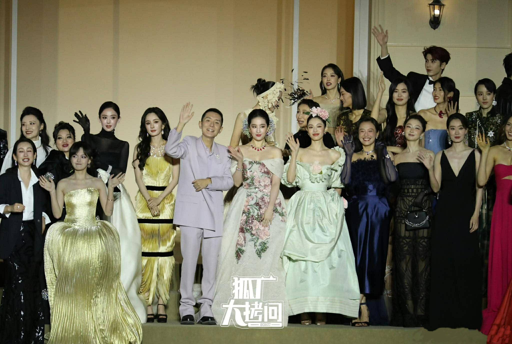 Lưu Diệc Phi hóa 'nàng tiên hoa' gây sốt - Ảnh 7.