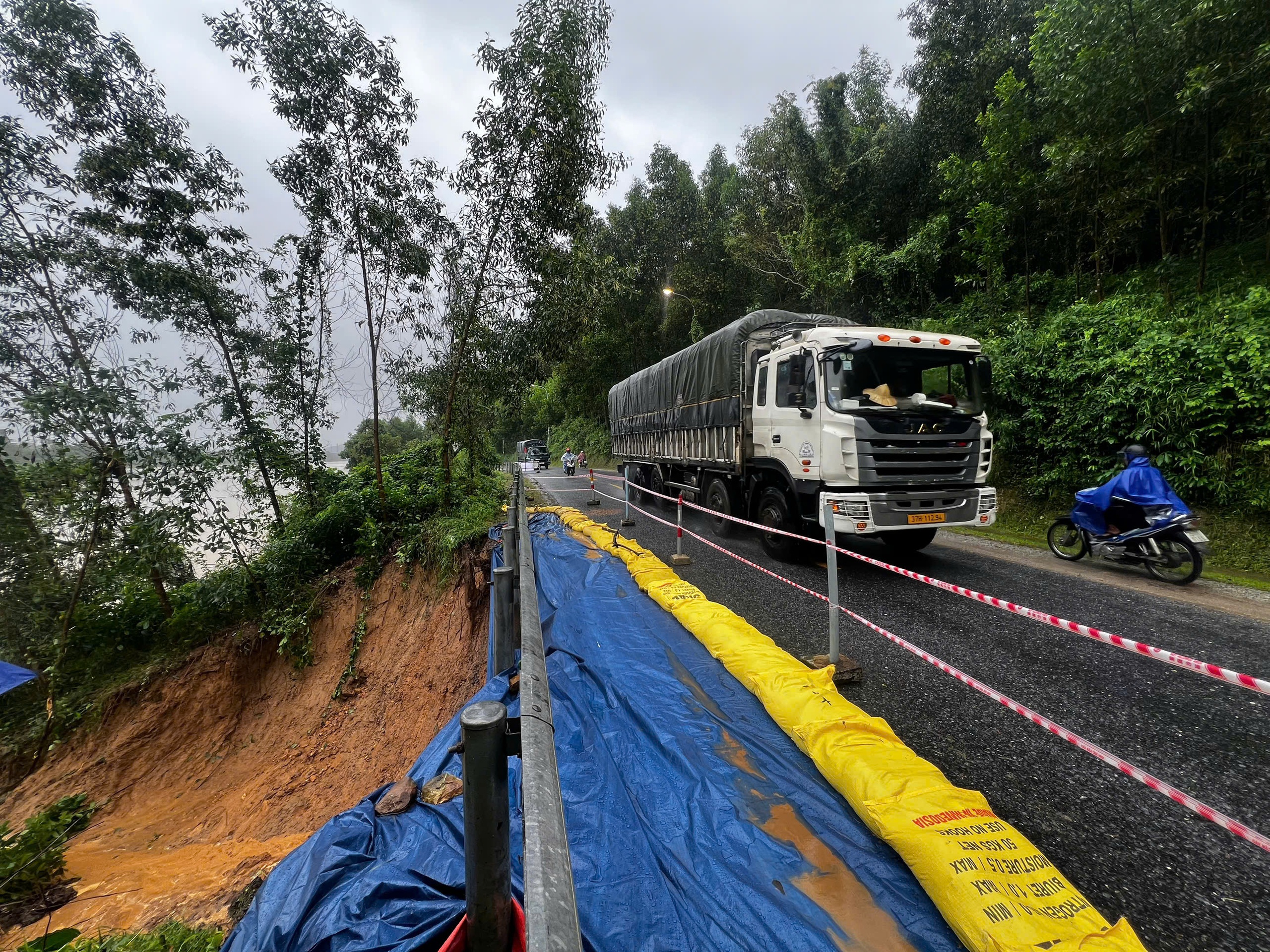 TP.Huế: Xói lở nghiêm trọng QL49 dọc sông Hương- Ảnh 2.