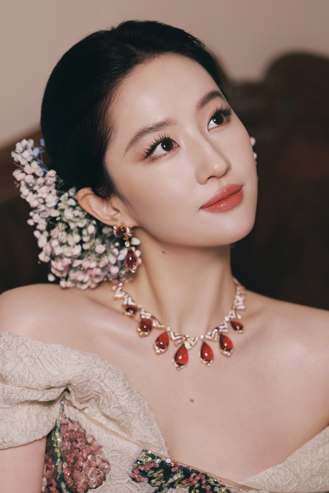 Lưu Diệc Phi hóa 'nàng tiên hoa' gây sốt - Ảnh 1.