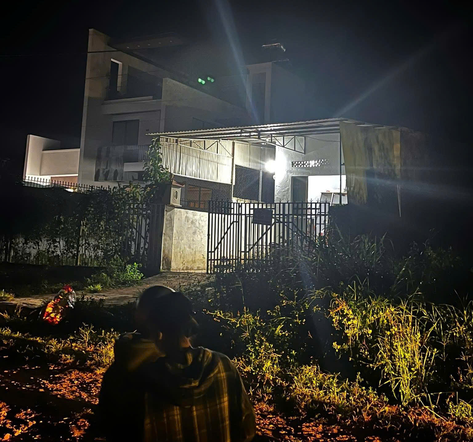 Quảng Ngãi: Nhân tình cũ xông vào phòng trọ chém đôi nam nữ trọng thương- Ảnh 1.