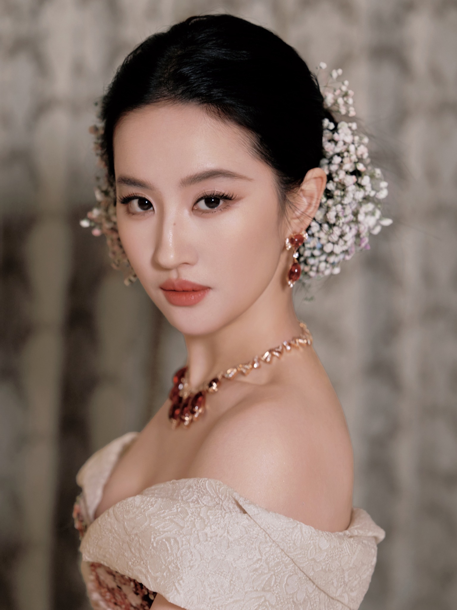 Lưu Diệc Phi hóa 'nàng tiên hoa' gây sốt - Ảnh 2.