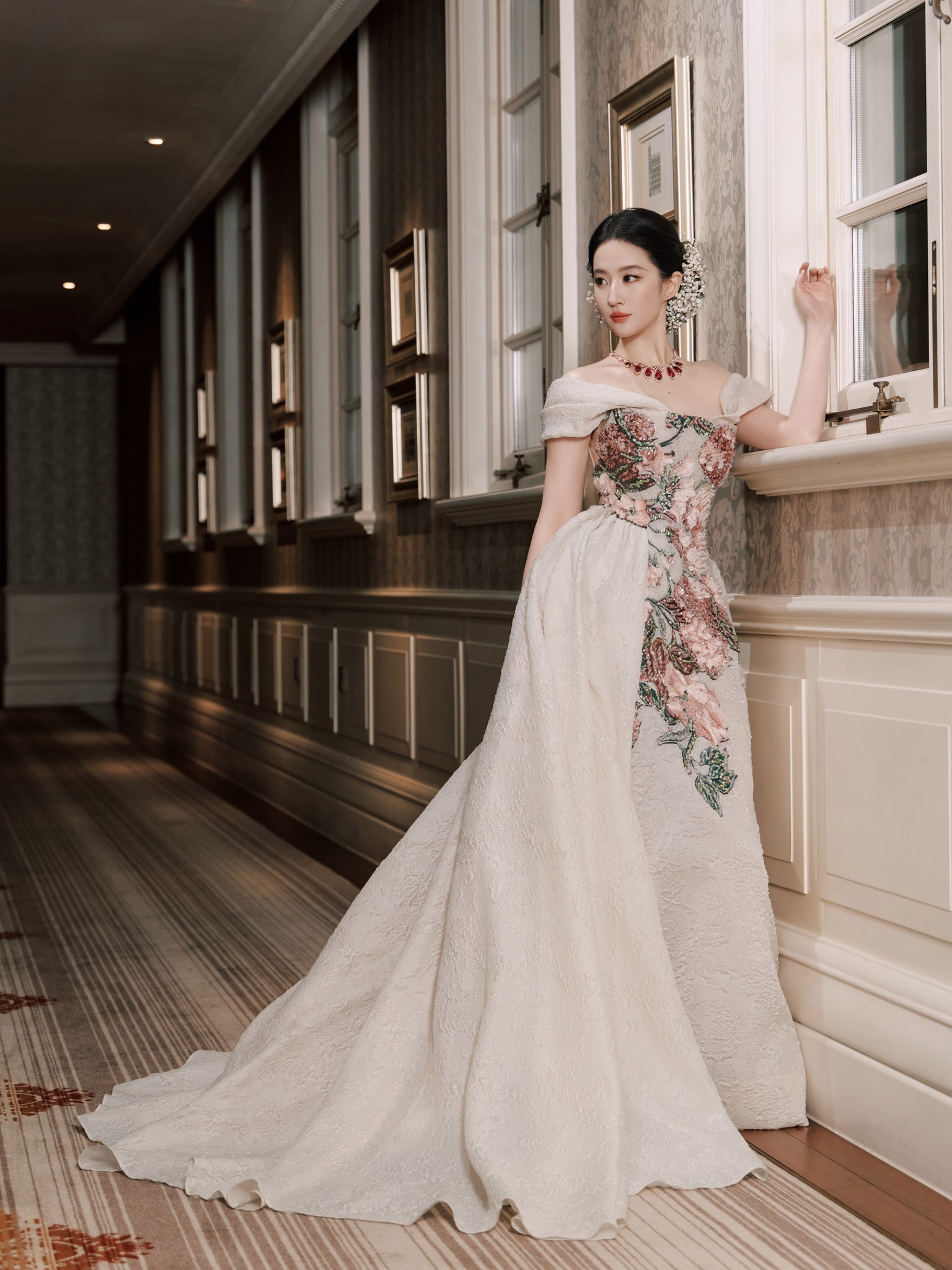 Lưu Diệc Phi hóa 'nàng tiên hoa' gây sốt - Ảnh 3.