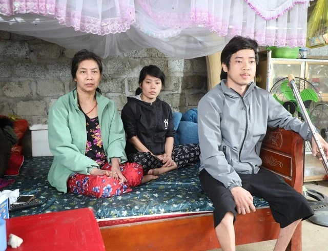 Trao tiền bạn đọc gi&uacute;p 11 ho&agrave;n cảnh kh&oacute; khăn, bệnh tật- Ảnh 1.