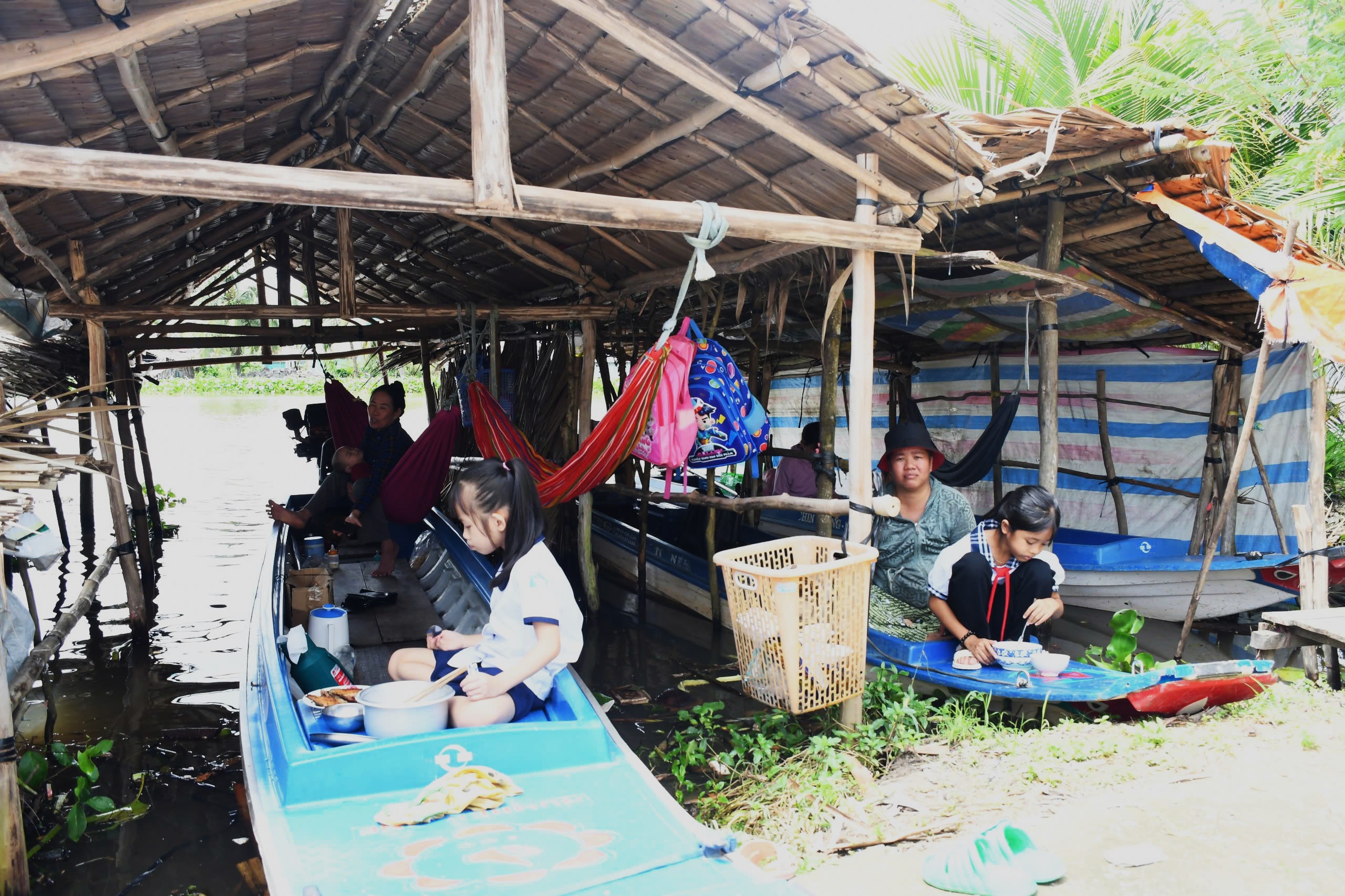 Gian nan đường đến trường bằng vỏ lãi của học sinh miền Tây- Ảnh 2. Gian nan đường đến trường bằng vỏ lãi của học sinh miền Tây- Ảnh 2.
