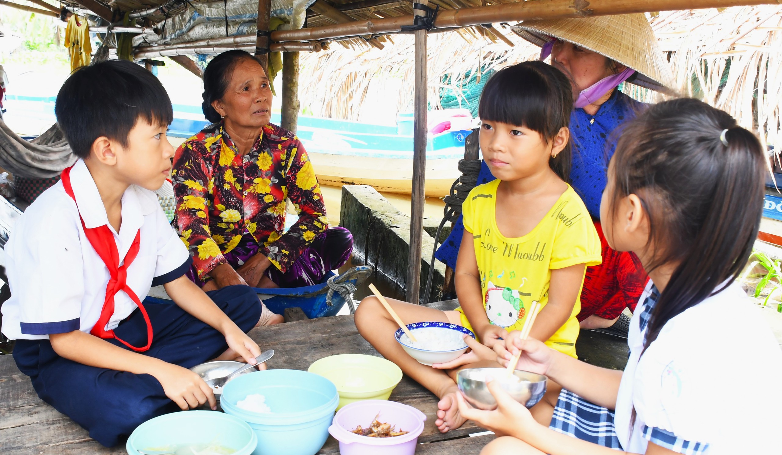 Gian nan đường đến trường bằng vỏ lãi của học sinh miền Tây- Ảnh 3. Gian nan đường đến trường bằng vỏ lãi của học sinh miền Tây- Ảnh 3.
