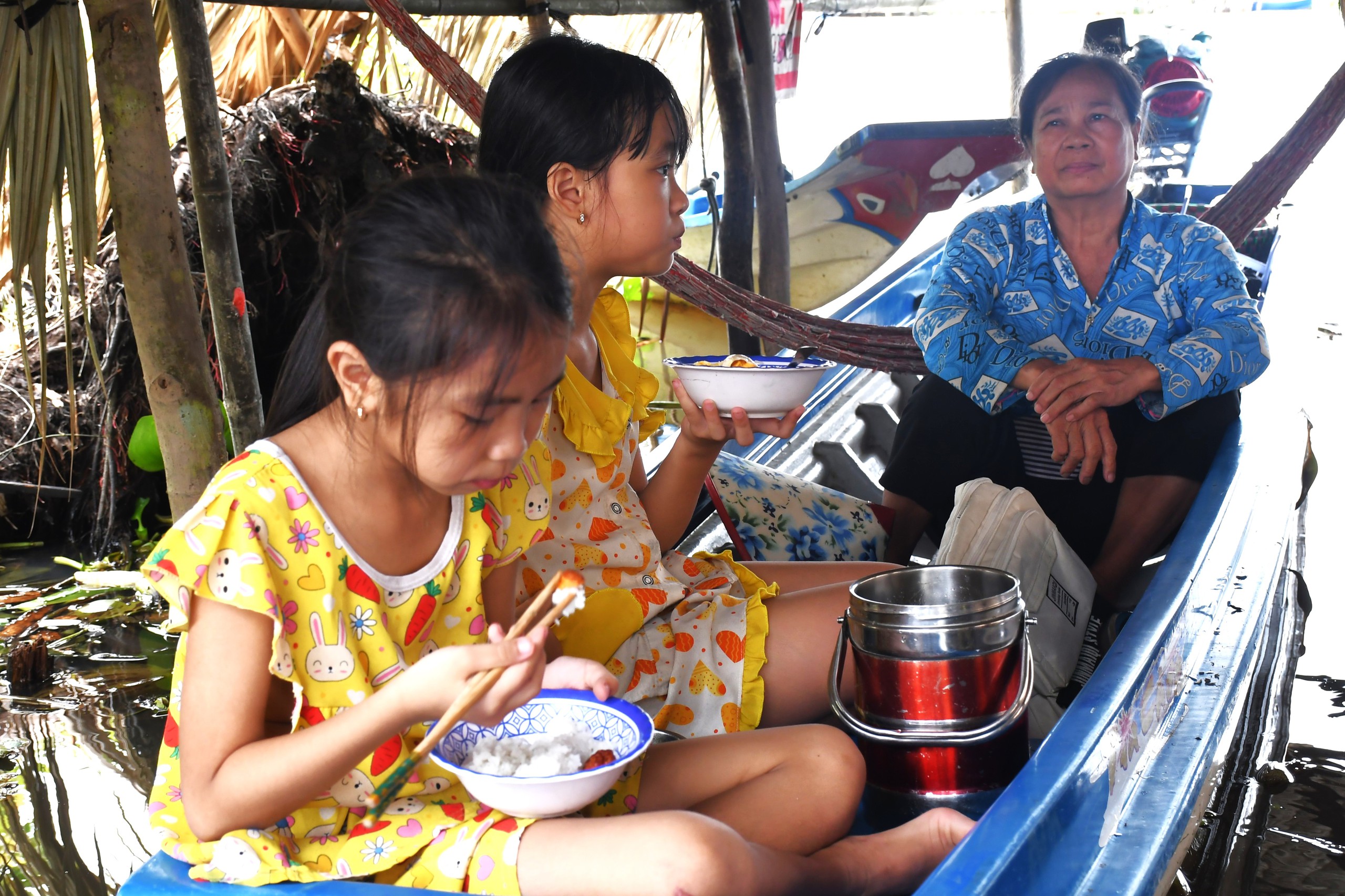 Gian nan đường đến trường bằng vỏ lãi của học sinh miền Tây- Ảnh 4. Gian nan đường đến trường bằng vỏ lãi của học sinh miền Tây- Ảnh 4.