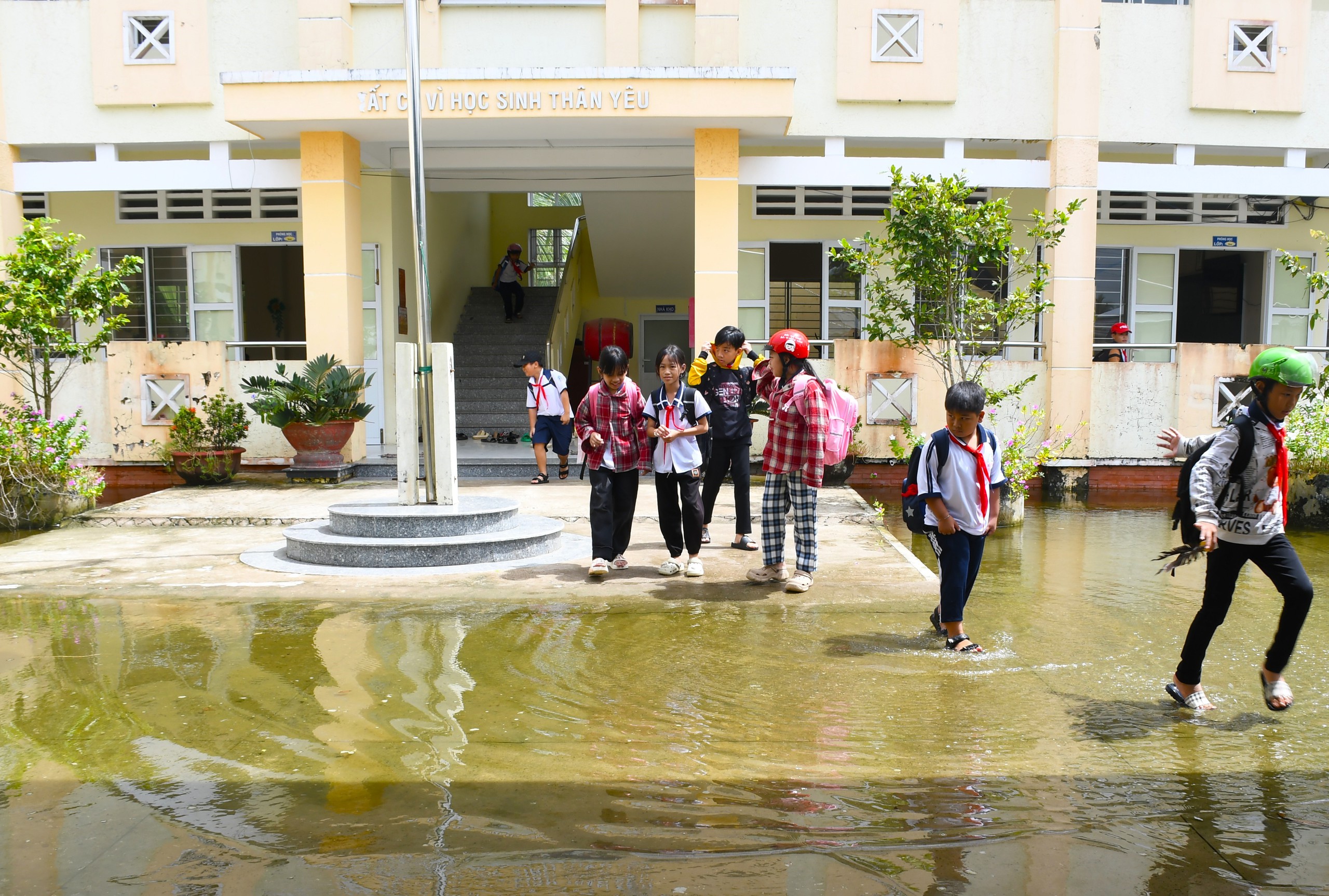 Gian nan đường đến trường bằng vỏ lãi của học sinh miền Tây- Ảnh 5. Gian nan đường đến trường bằng vỏ lãi của học sinh miền Tây- Ảnh 5.