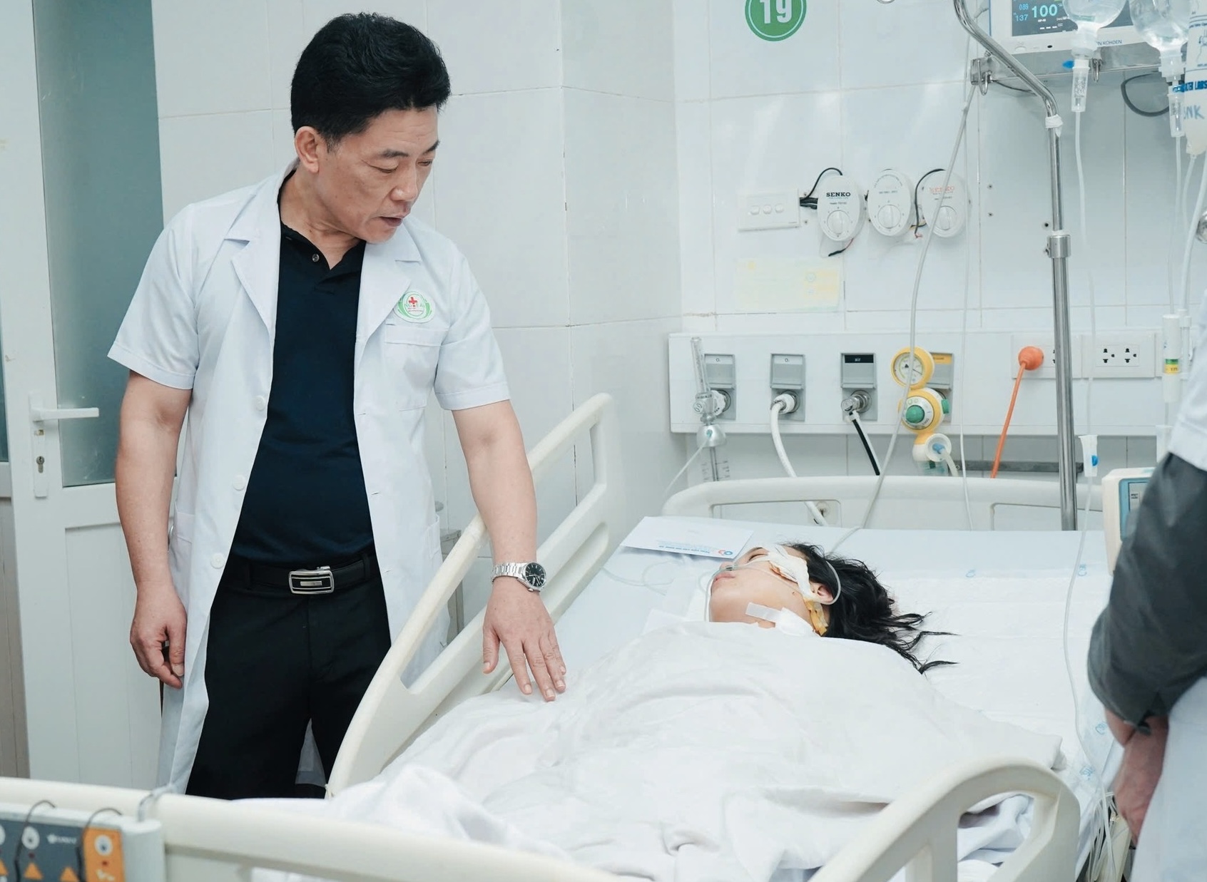 Nữ điều dưỡng bị đâm 11 nhát khi ngăn kẻ dùng dao tấn công nhiều người- Ảnh 1. Nữ điều dưỡng bị đâm 11 nhát khi ngăn kẻ dùng dao tấn công nhiều người- Ảnh 1.