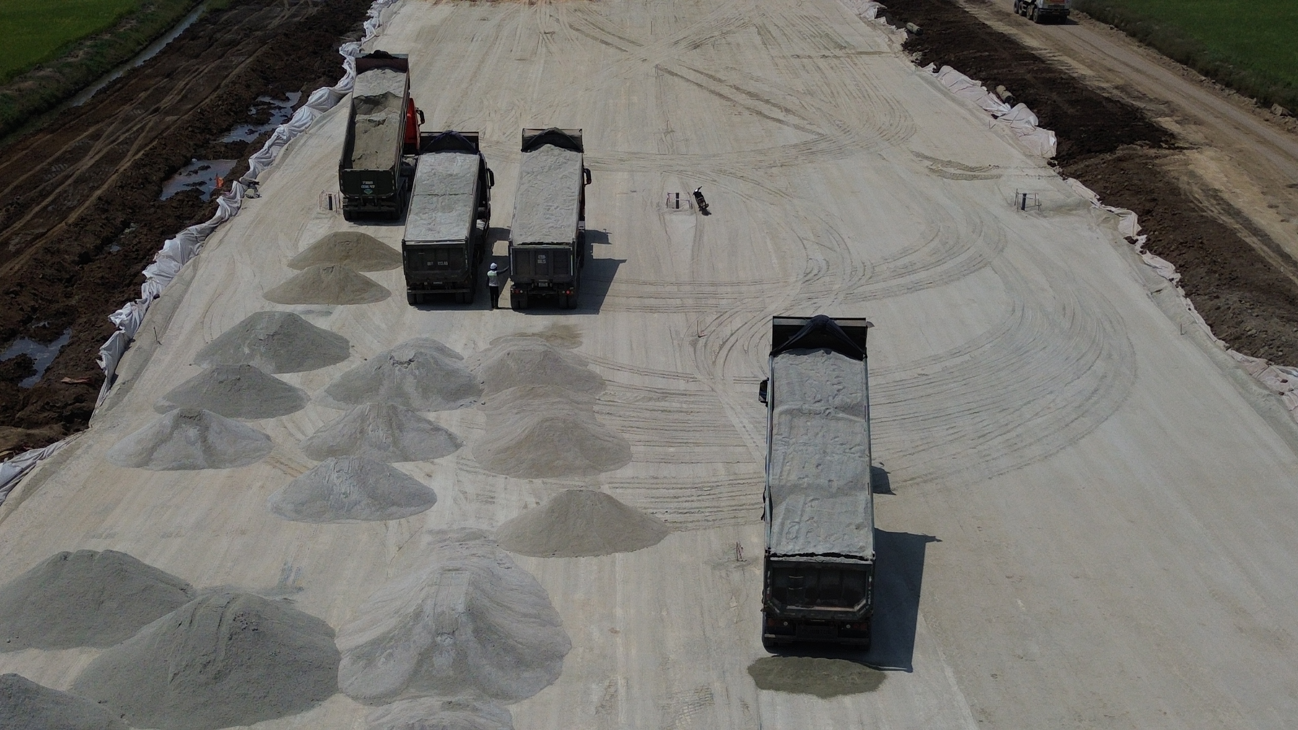 Gần đến ngày thông xe kỹ thuật, vẫn còn nhiều nhà thầu vi phạm cam kết- Ảnh 2.