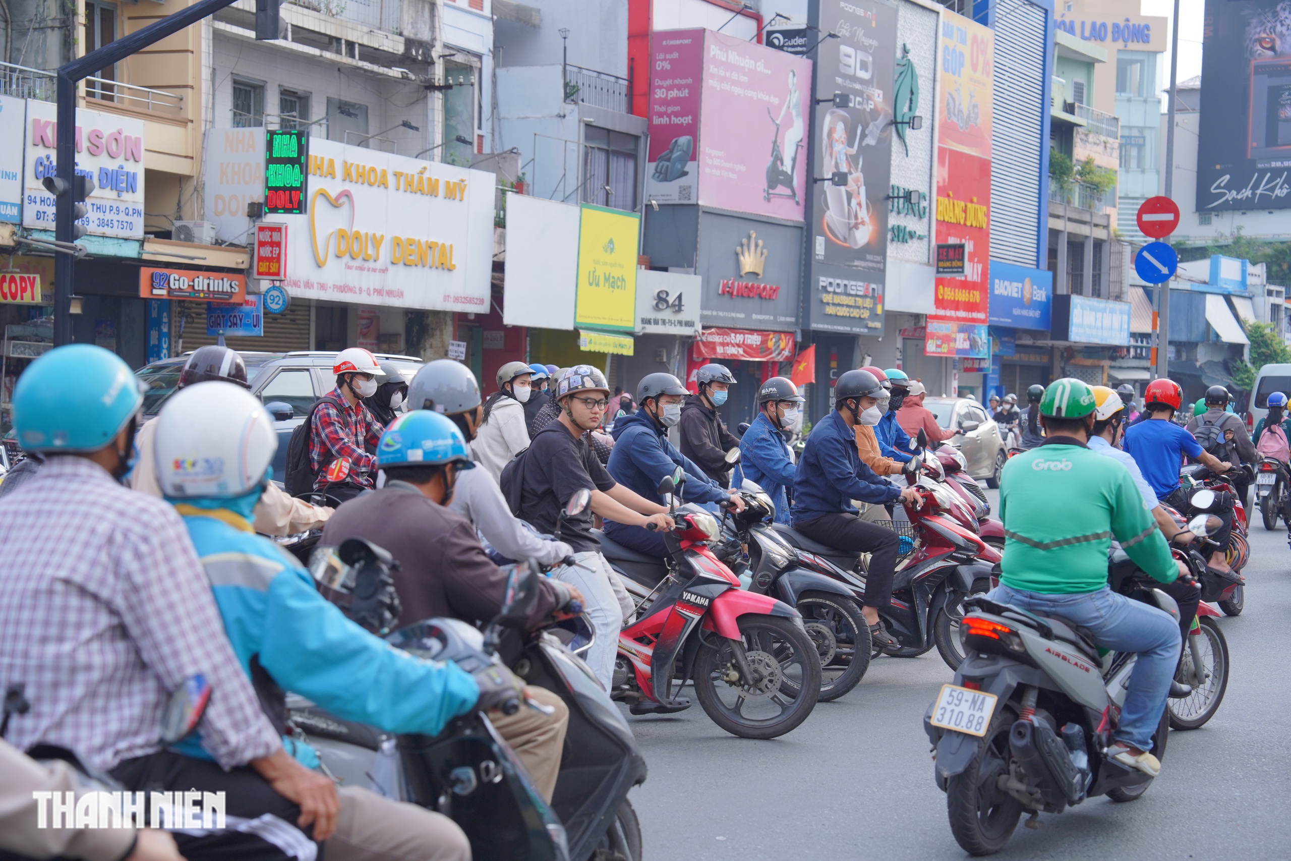 Biển báo hết 'núp lùm', người dân vẫn vi phạm: 'Vì nhiều người cùng đi sai...' - Ảnh 6.
