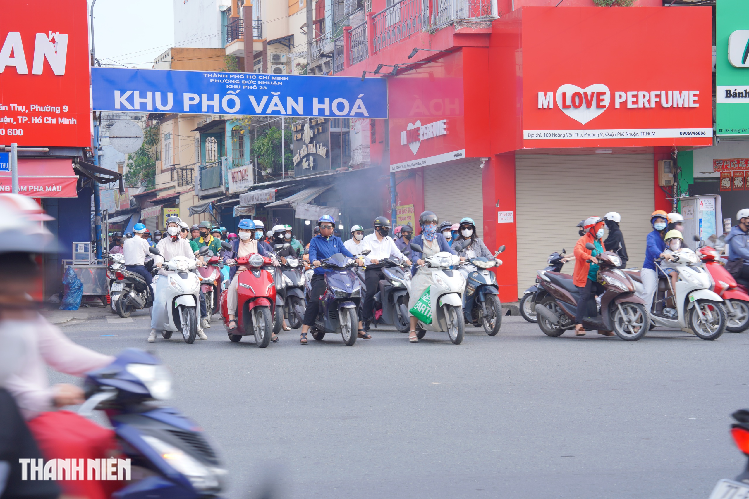 Biển báo hết 'núp lùm', người dân vẫn vi phạm: 'Vì nhiều người cùng đi sai...' - Ảnh 2.