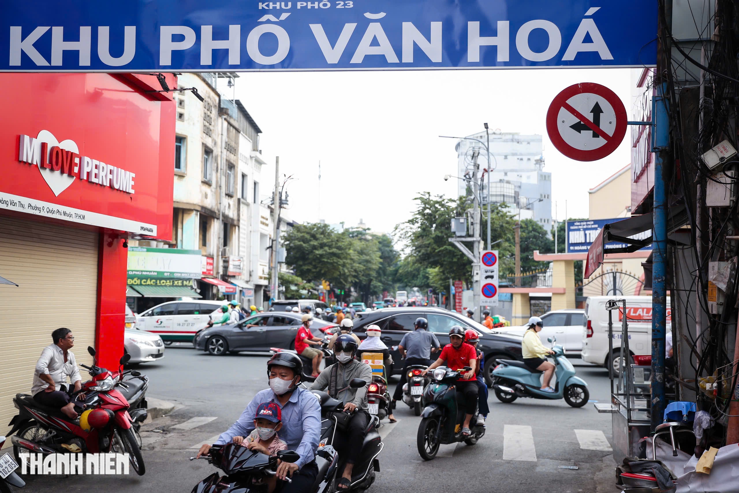 Biển báo hết 'núp lùm', người dân vẫn vi phạm: 'Vì nhiều người cùng đi sai...' - Ảnh 1.